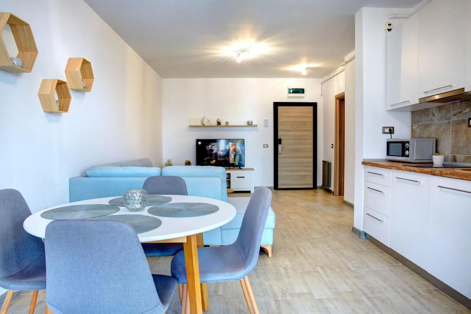 TV and multimedia in Aparthotel Ella Mamaia