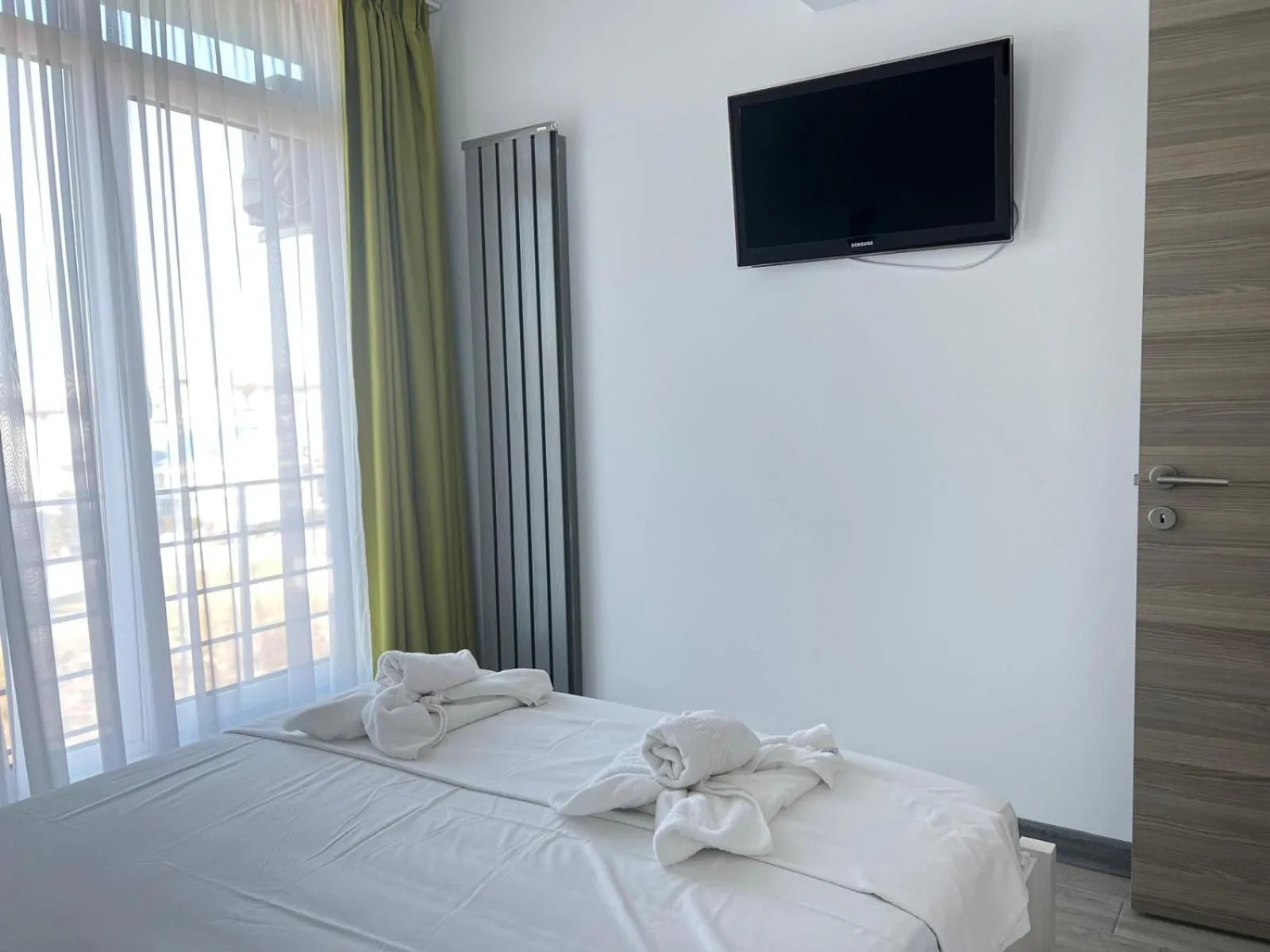 Bed in Aparthotel Ella Mamaia