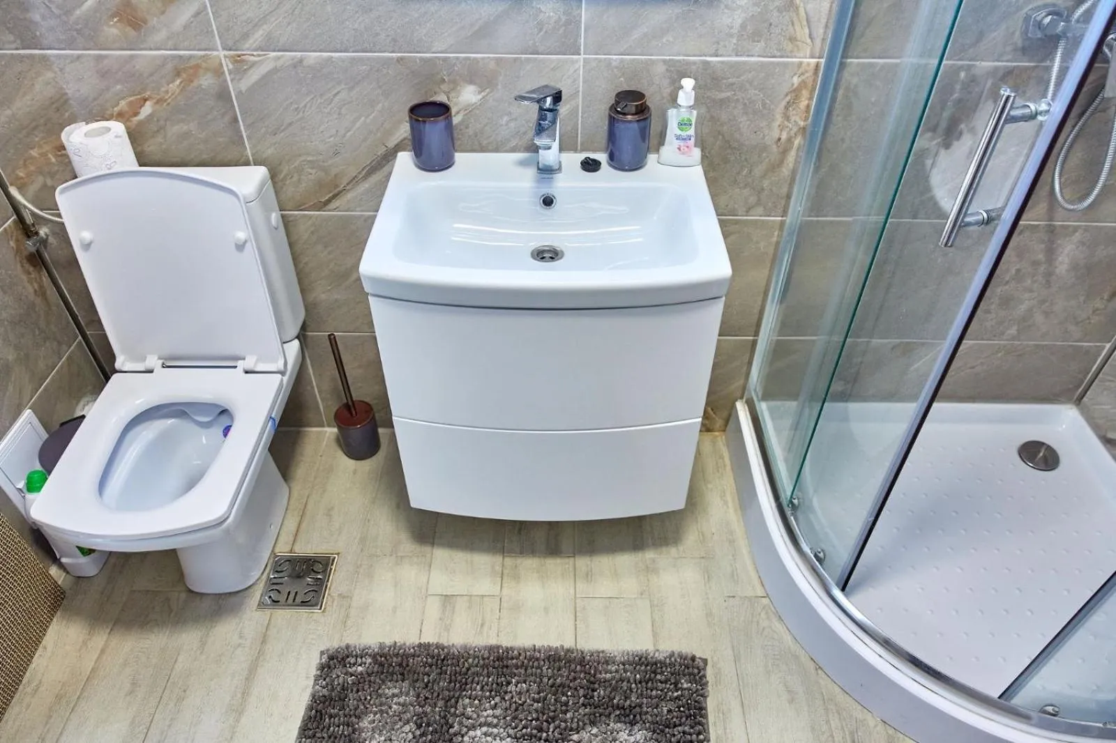 Shower in Aparthotel Ella Mamaia