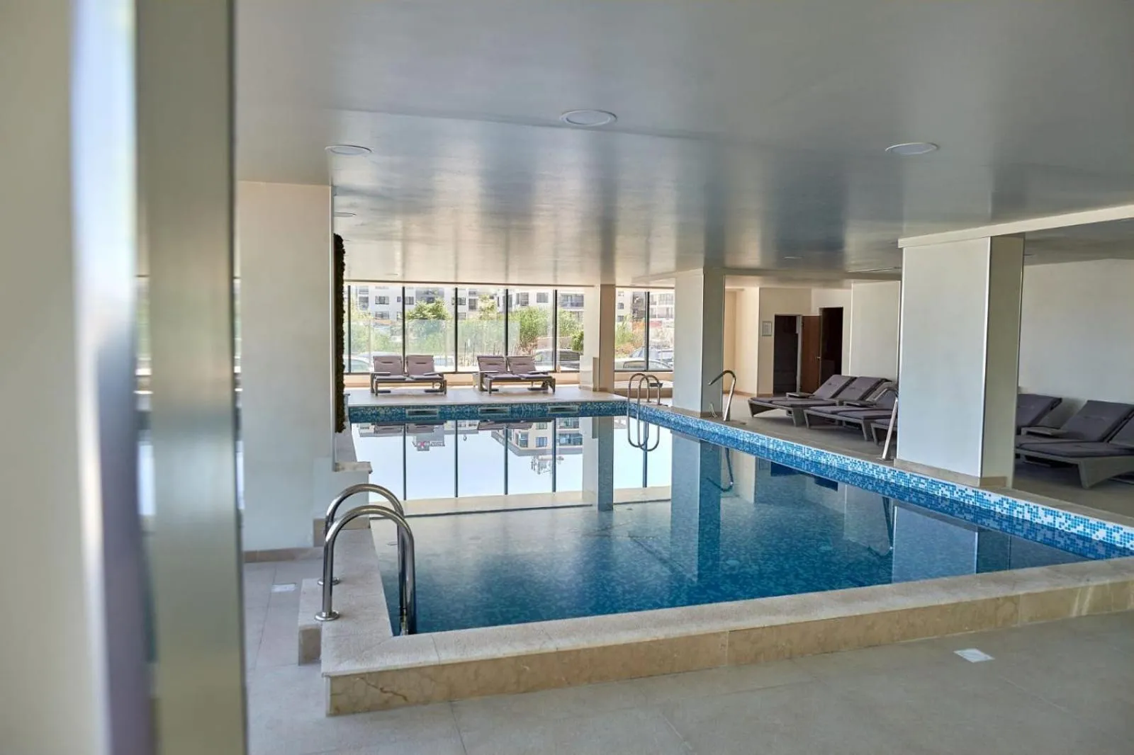 Swimming pool in Aparthotel Ella Mamaia