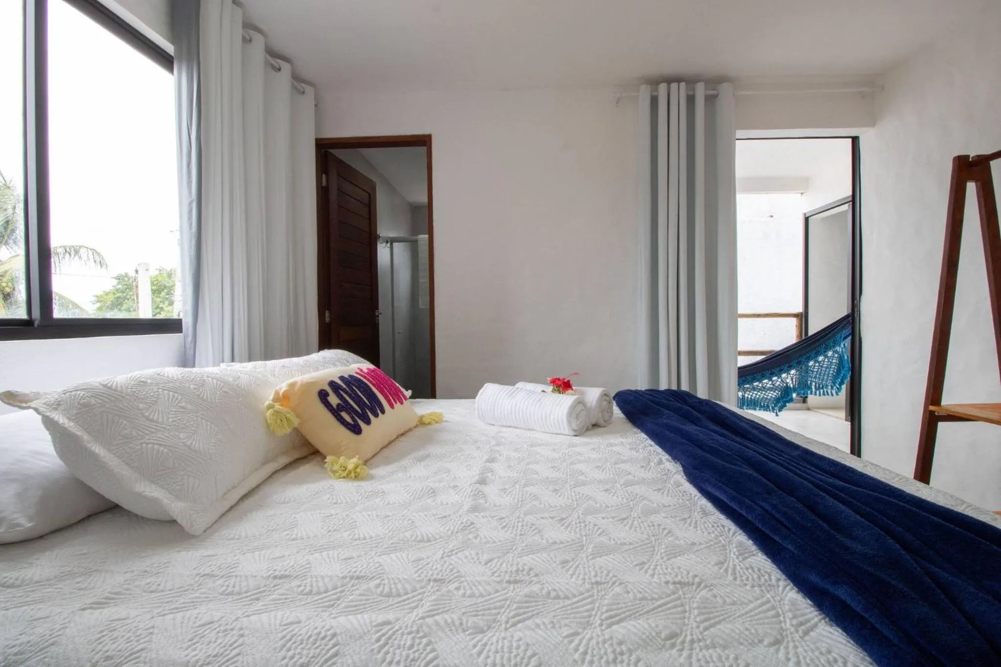 Bathroom, Bed in Casa Milagres 03 suítes - a 300m da Praia