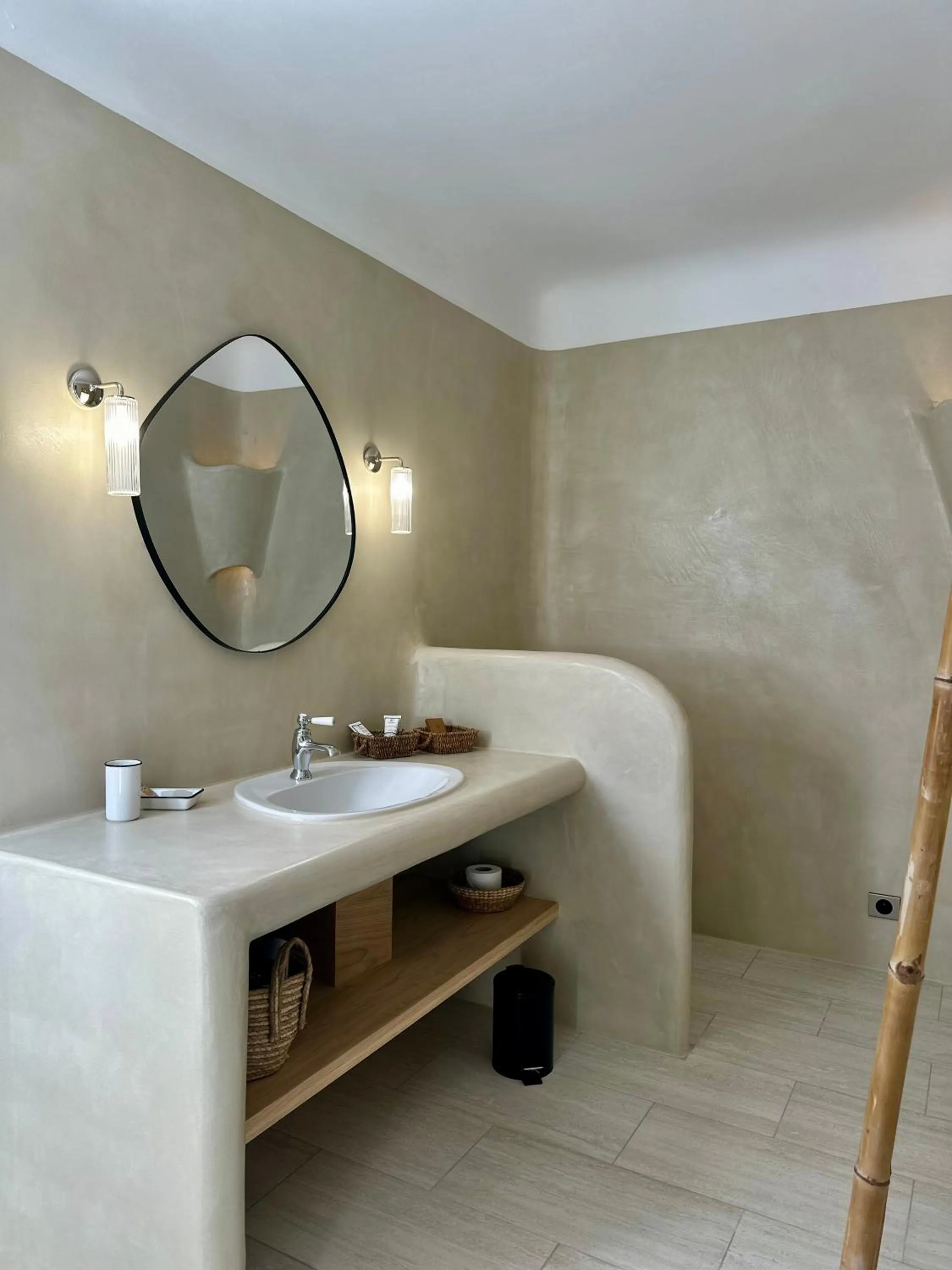 Bathroom, Bed in Hôtel Palombaggia