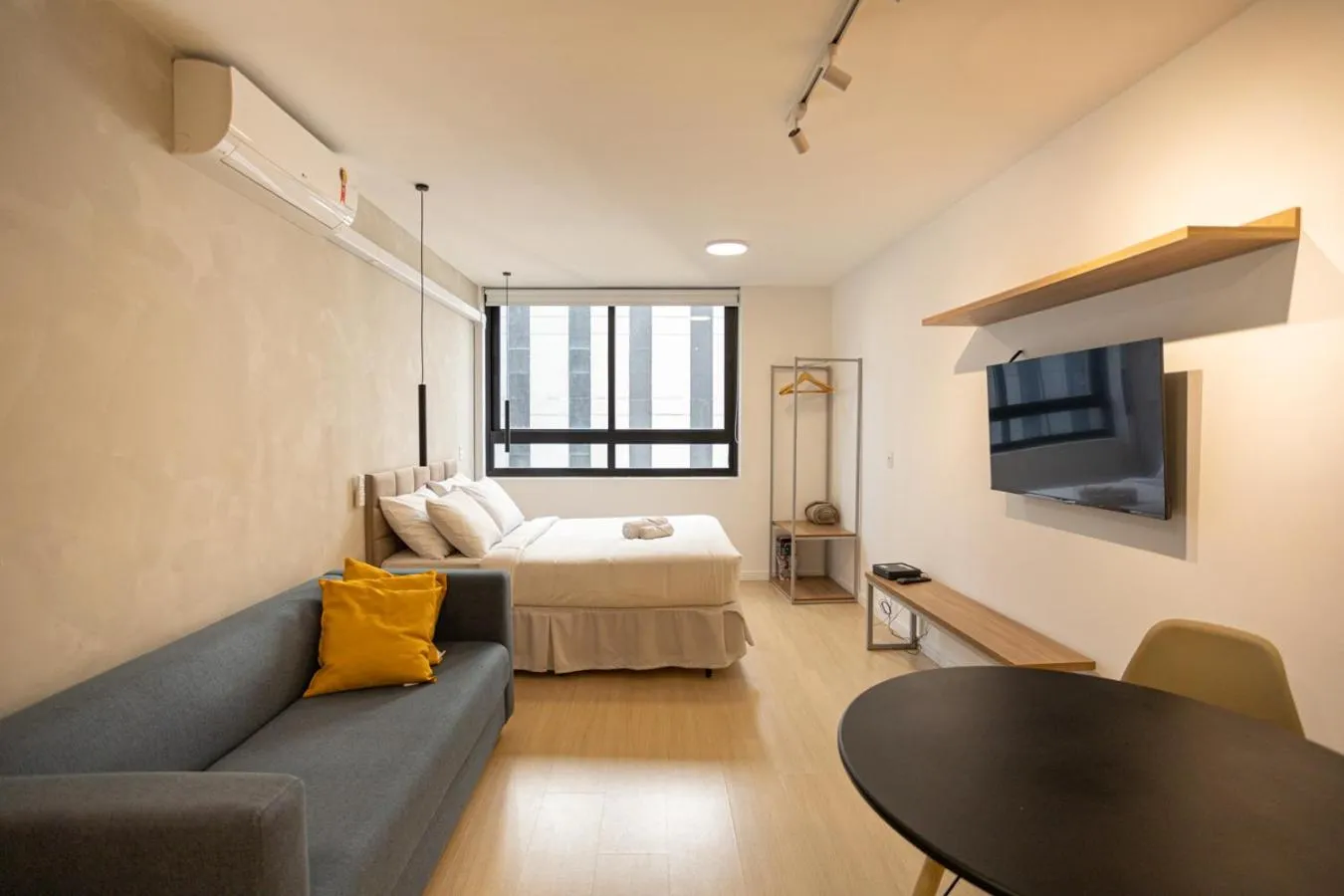 Photo of the whole room, Bed in 360 Rio Santos Dumont