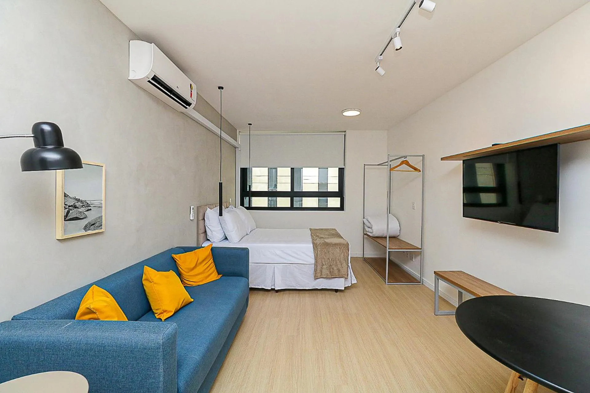 Photo of the whole room, Bed in 360 Rio Santos Dumont