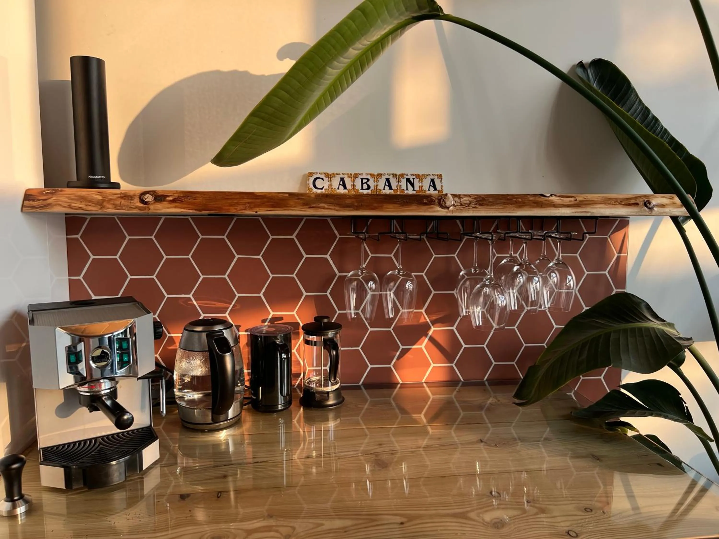 Coffee/tea facilities in Magical Loft : Breathtaking View & Cozy Fireplace