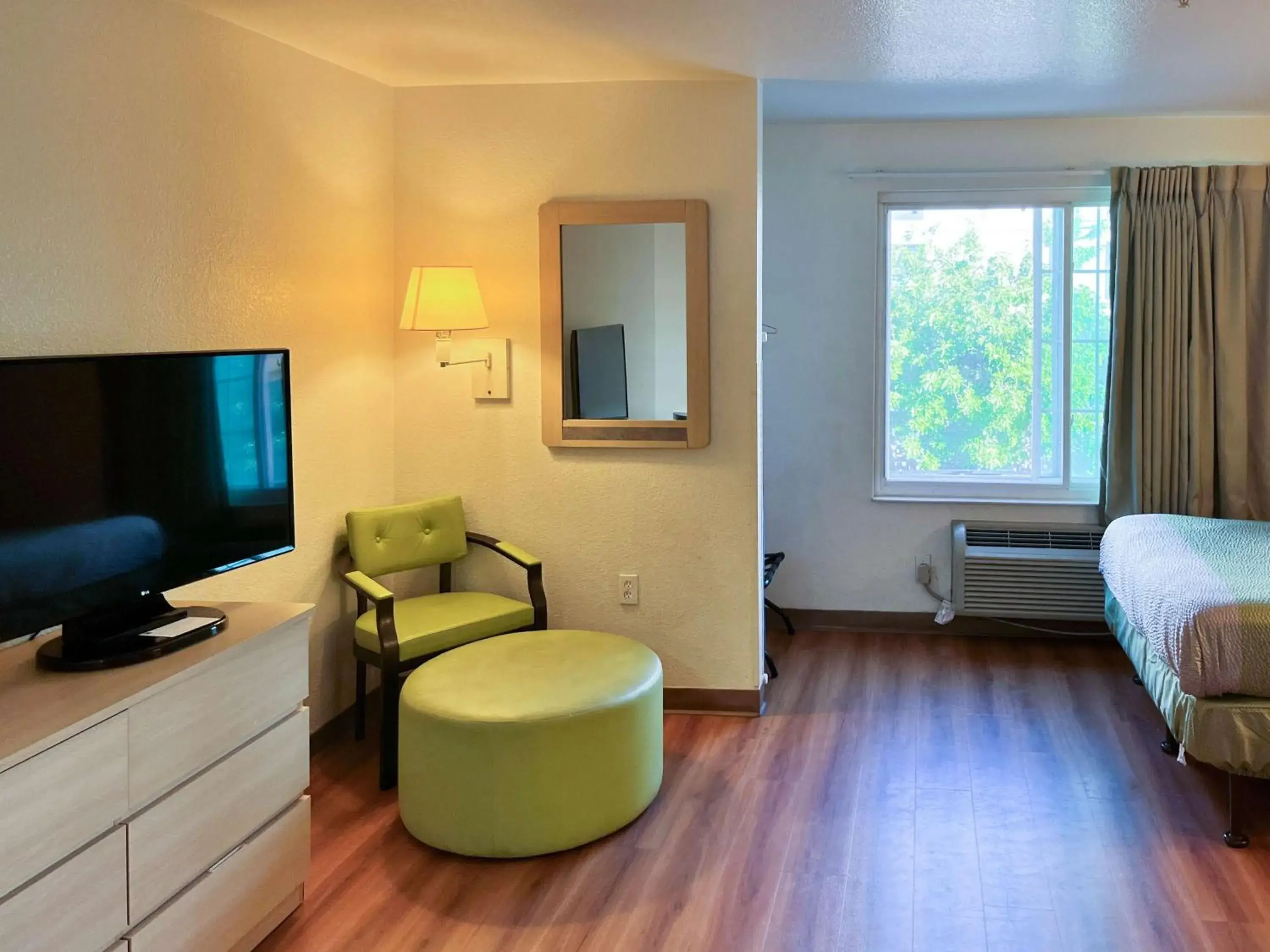 Deluxe Double Room - single occupancy - Non-Smoking in Studio 6 Belmont, CA San Francisco Redwood Deluxe Double Room - single occupancy - Non-Smoking in Studio 6 Belmont, CA San Francisco Redwood