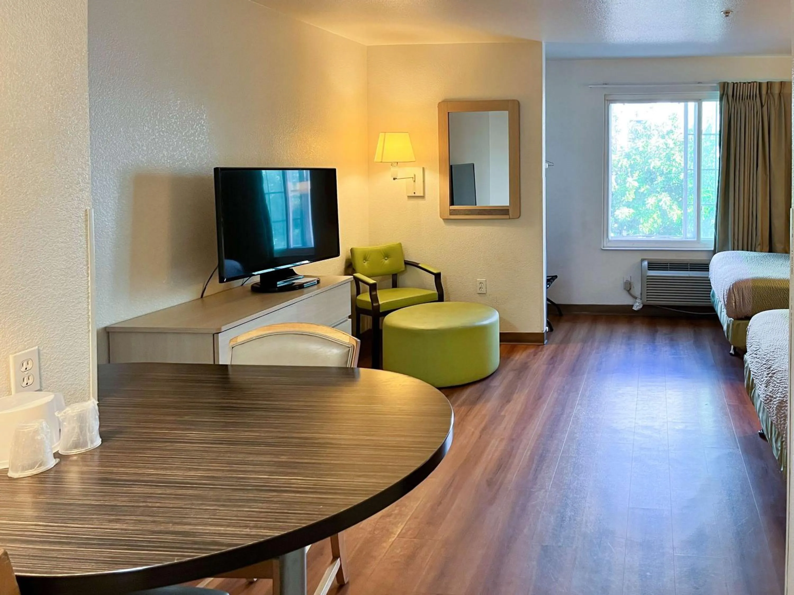 Bedroom, Bed in Studio 6 Belmont, CA San Francisco Redwood