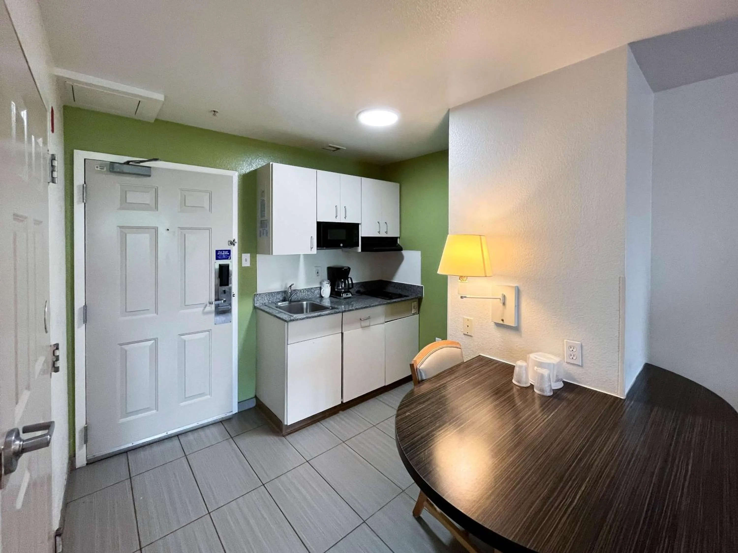 Kitchen or kitchenette in Studio 6 Belmont, CA San Francisco Redwood