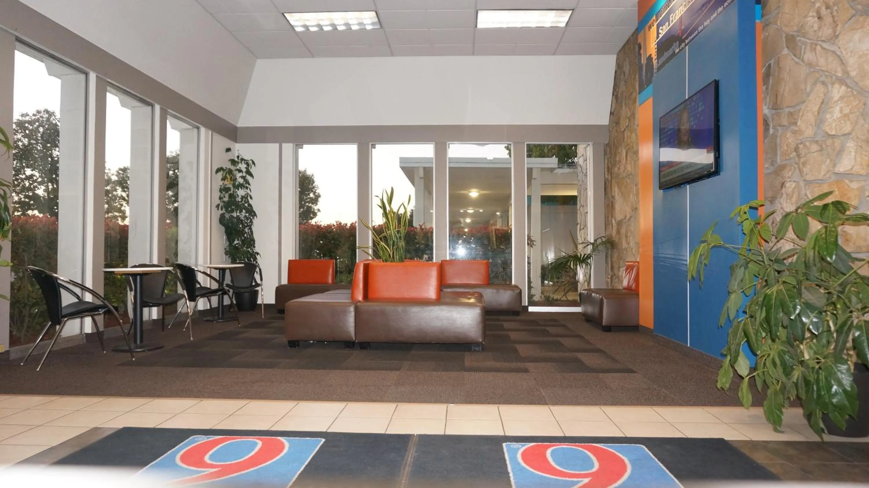 Lobby or reception in Studio 6 Belmont, CA San Francisco Redwood