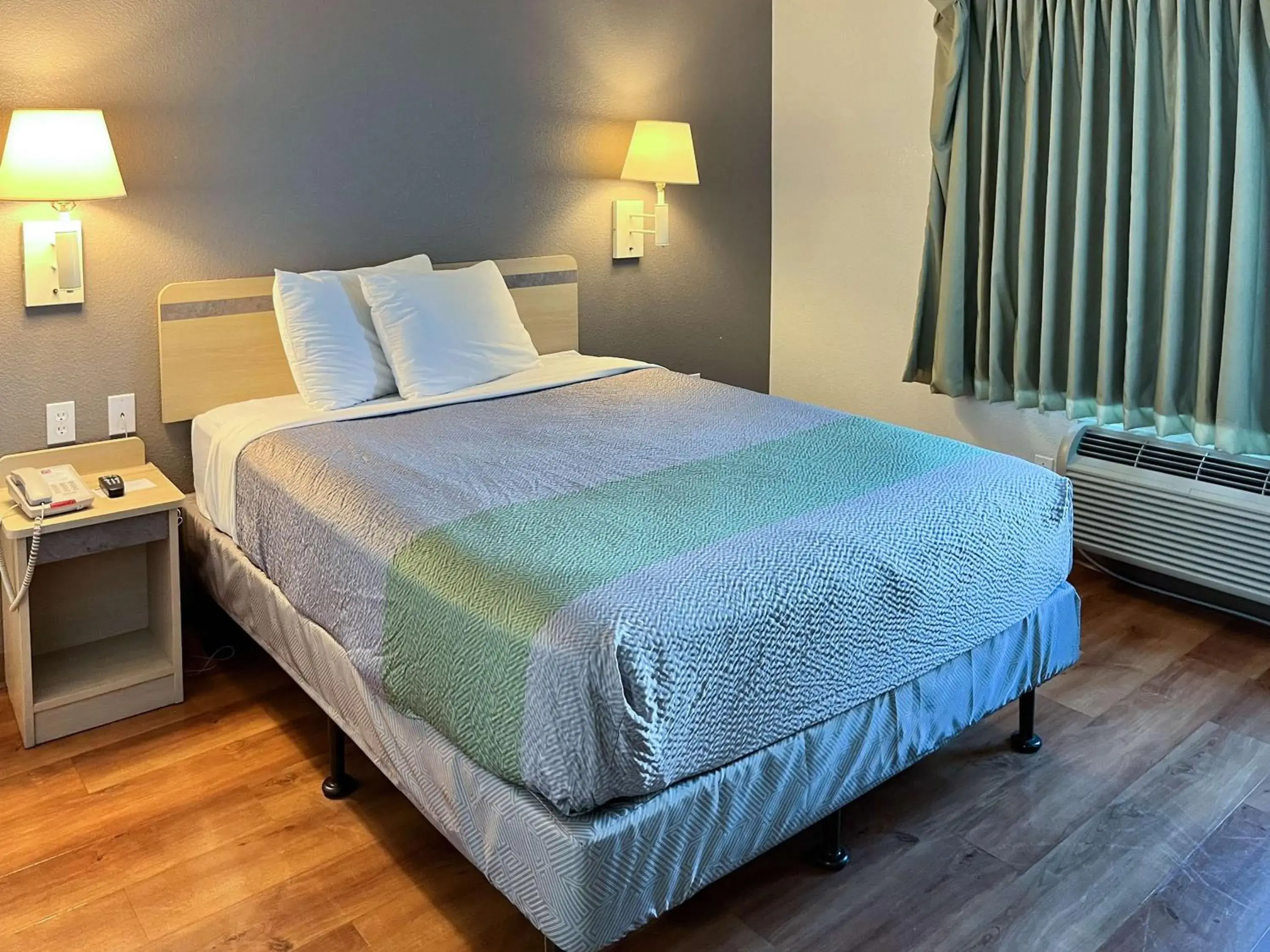 Queen Room - single occupancy - Disability Access - Non-Smoking in Studio 6 Belmont, CA San Francisco Redwood Queen Room - single occupancy - Disability Access - Non-Smoking in Studio 6 Belmont, CA San Francisco Redwood