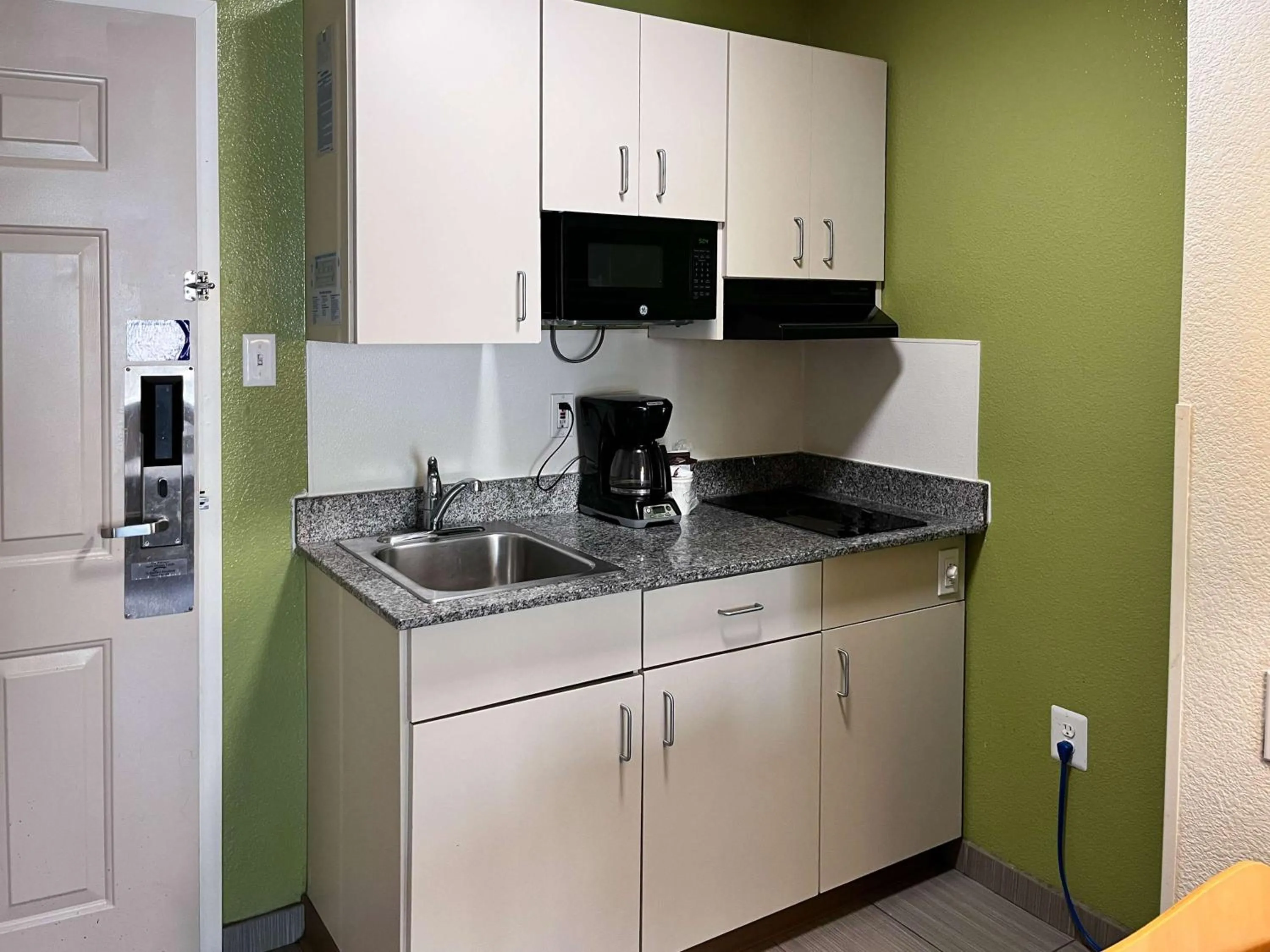 Kitchen or kitchenette in Studio 6 Belmont, CA San Francisco Redwood