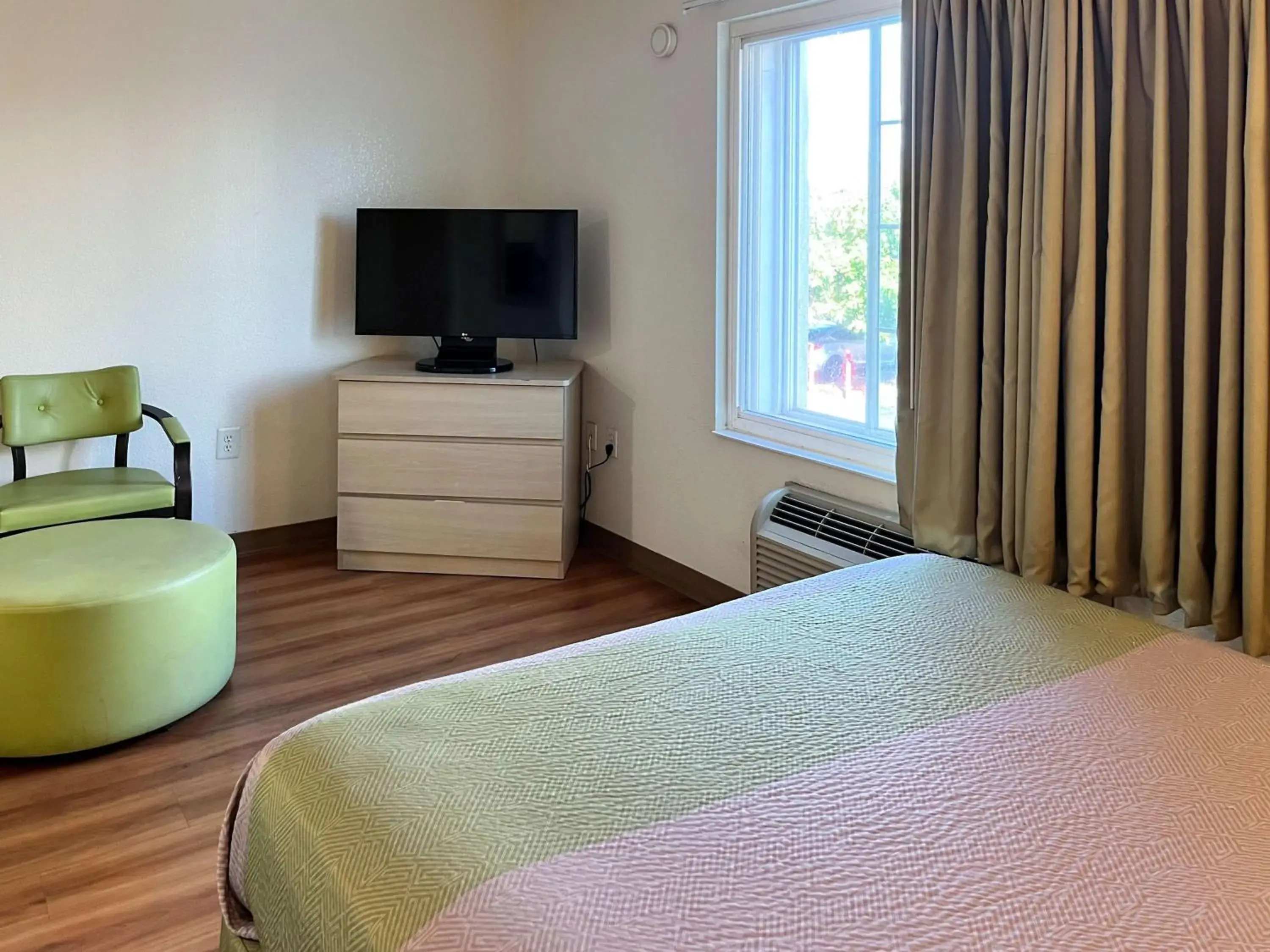 Queen Room - single occupancy - Disability Access - Non-Smoking in Studio 6 Belmont, CA San Francisco Redwood Queen Room - single occupancy - Disability Access - Non-Smoking in Studio 6 Belmont, CA San Francisco Redwood