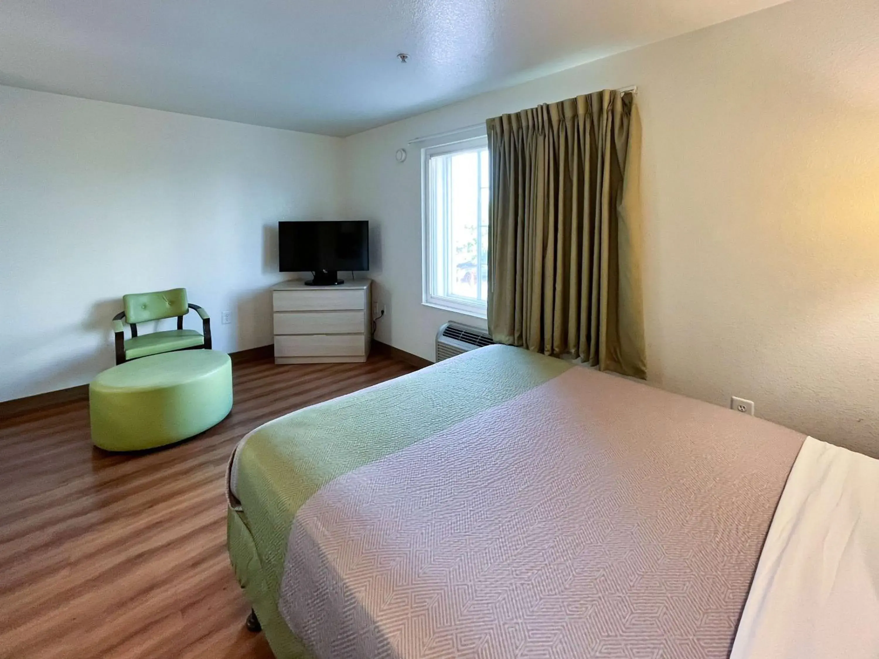 Queen Room - single occupancy - Non-Smoking in Studio 6 Belmont, CA San Francisco Redwood Queen Room - single occupancy - Non-Smoking in Studio 6 Belmont, CA San Francisco Redwood