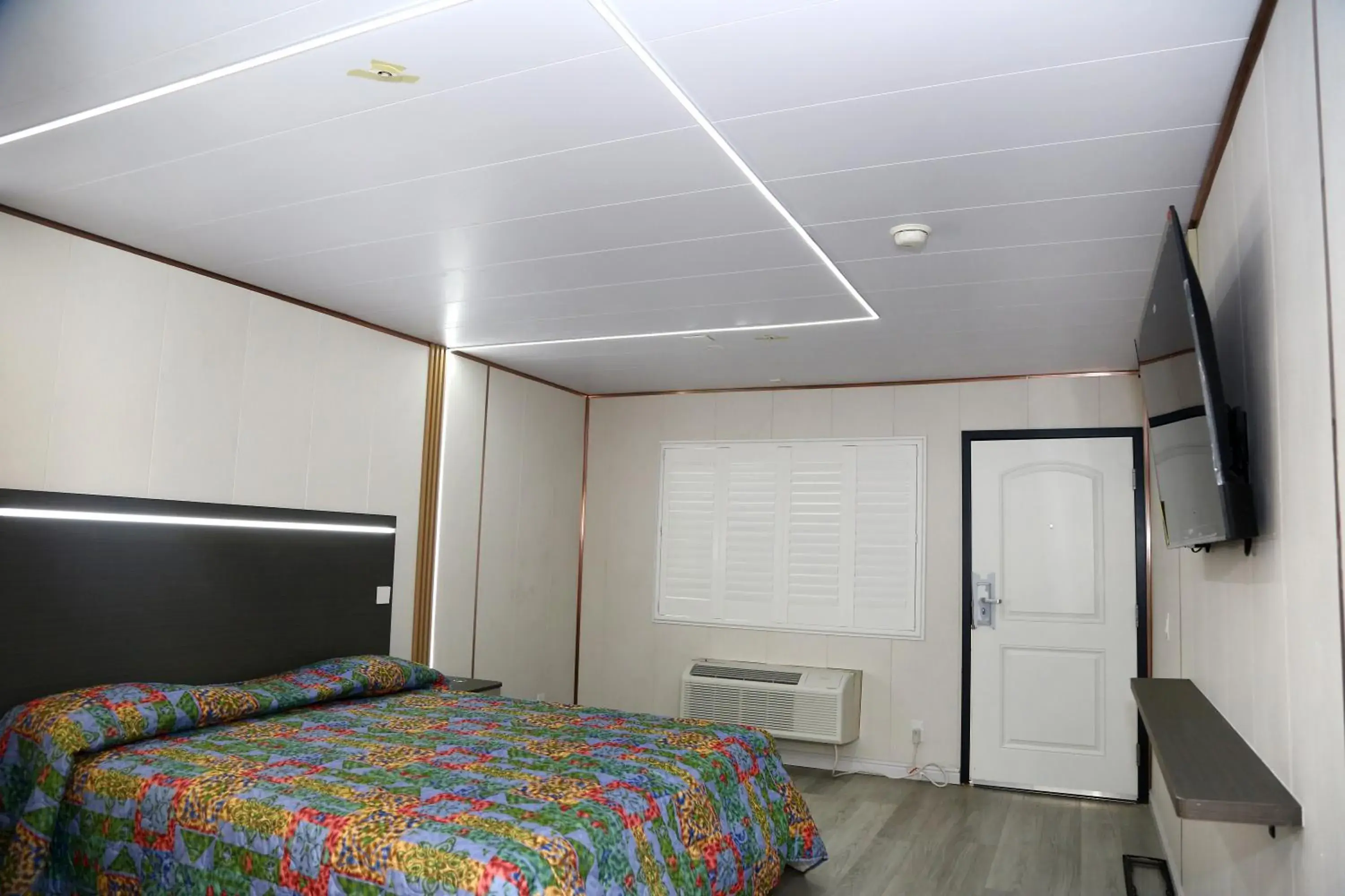 King Room with Roll-In Shower - Disability Access in Airport Stay Motel King Room with Roll-In Shower - Disability Access in Airport Stay Motel