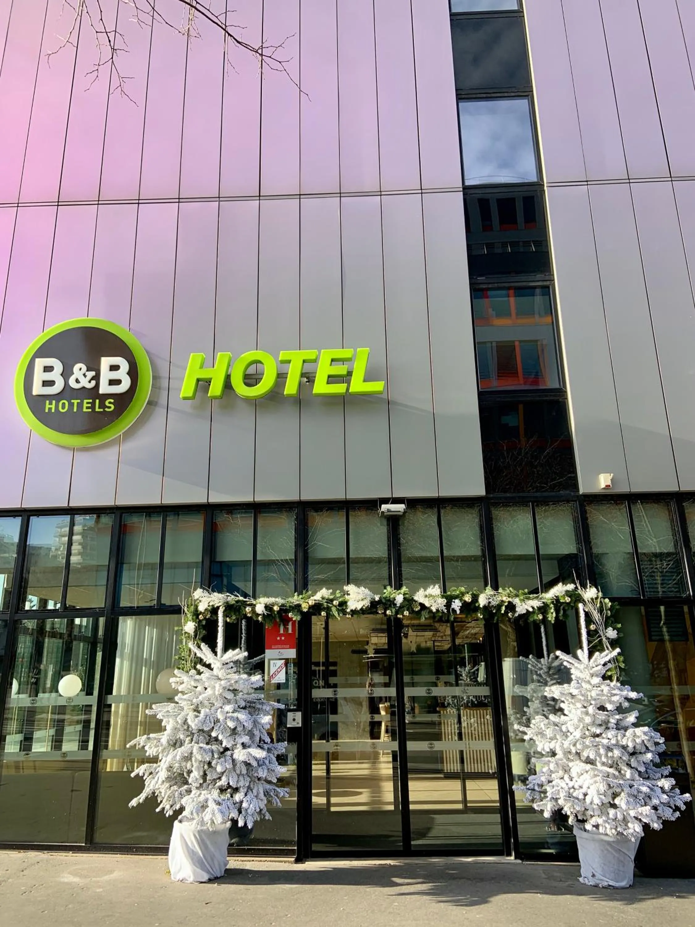 Facade/entrance in B&B HOTEL Paris Porte des Lilas