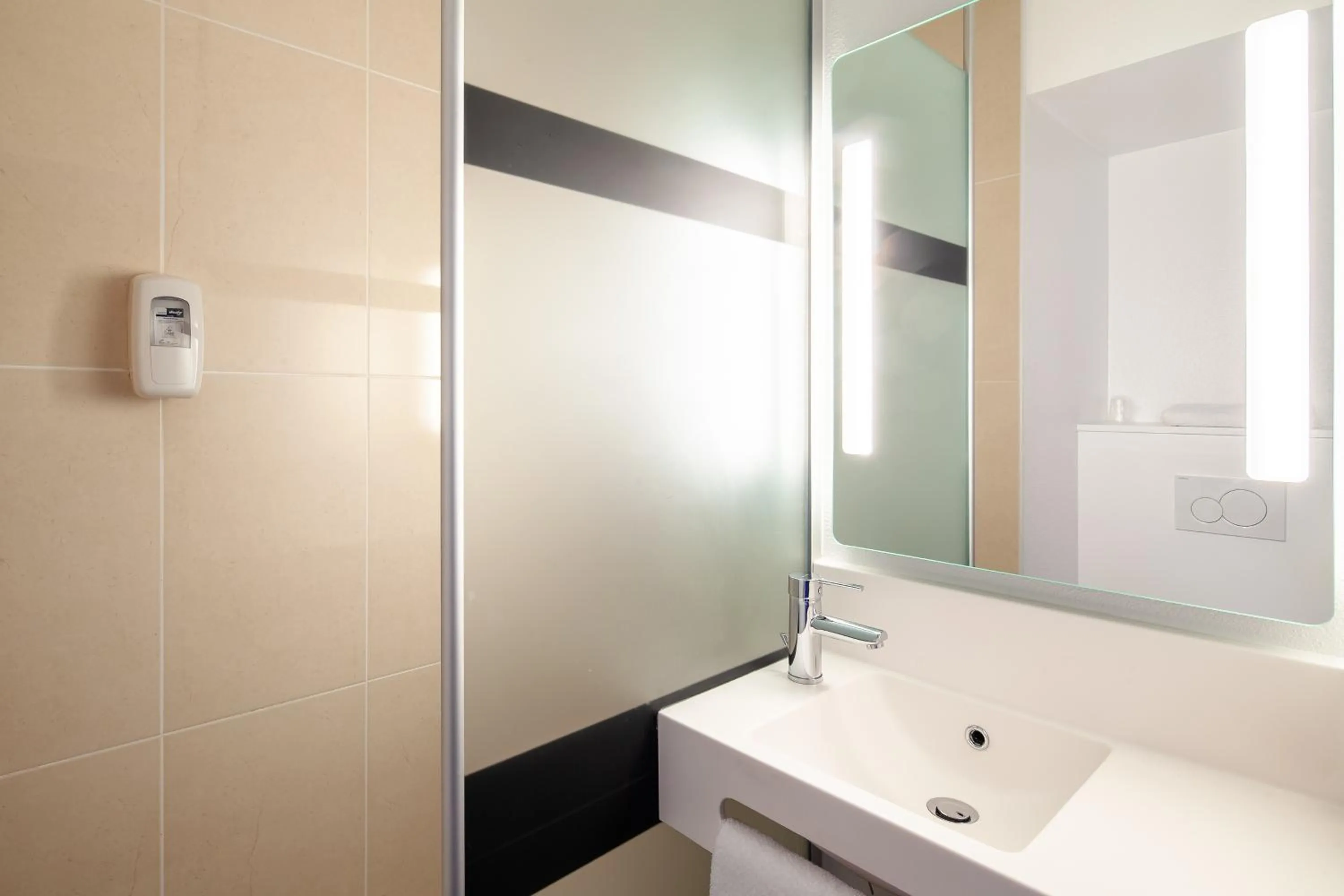 Bathroom in B&B HOTEL Paris Porte des Lilas