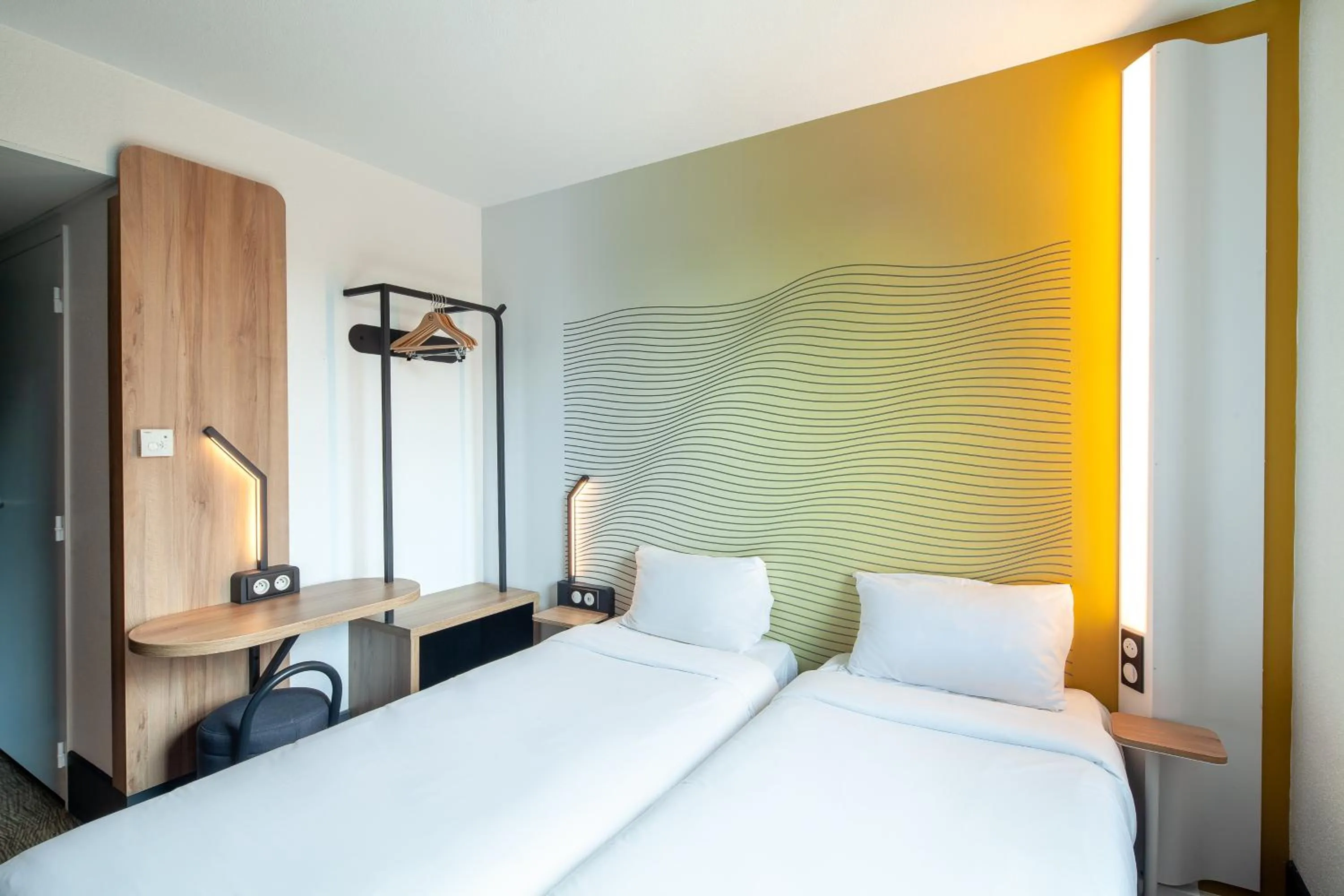 Bedroom, Bed in B&B HOTEL Paris Porte des Lilas