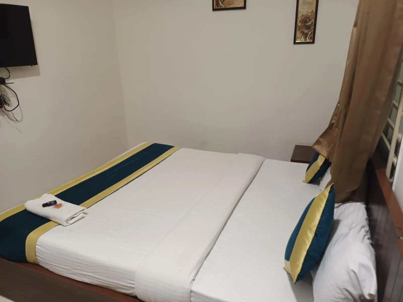 Bed in Hotel Lakshya Sheesh Mahal Indore