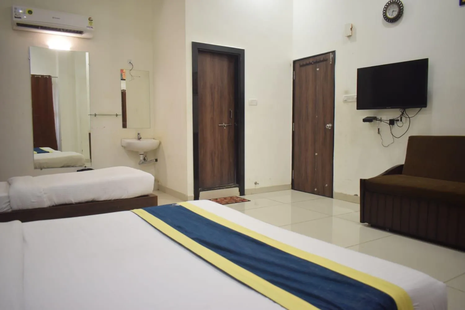 Bed in Hotel Lakshya Sheesh Mahal Indore