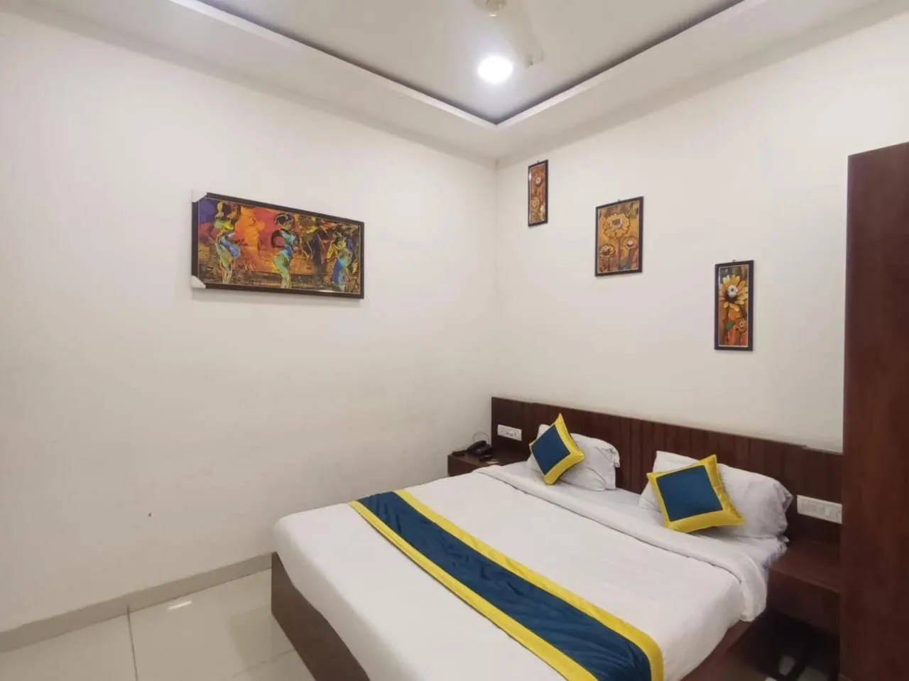 Bed in Hotel Lakshya Sheesh Mahal Indore