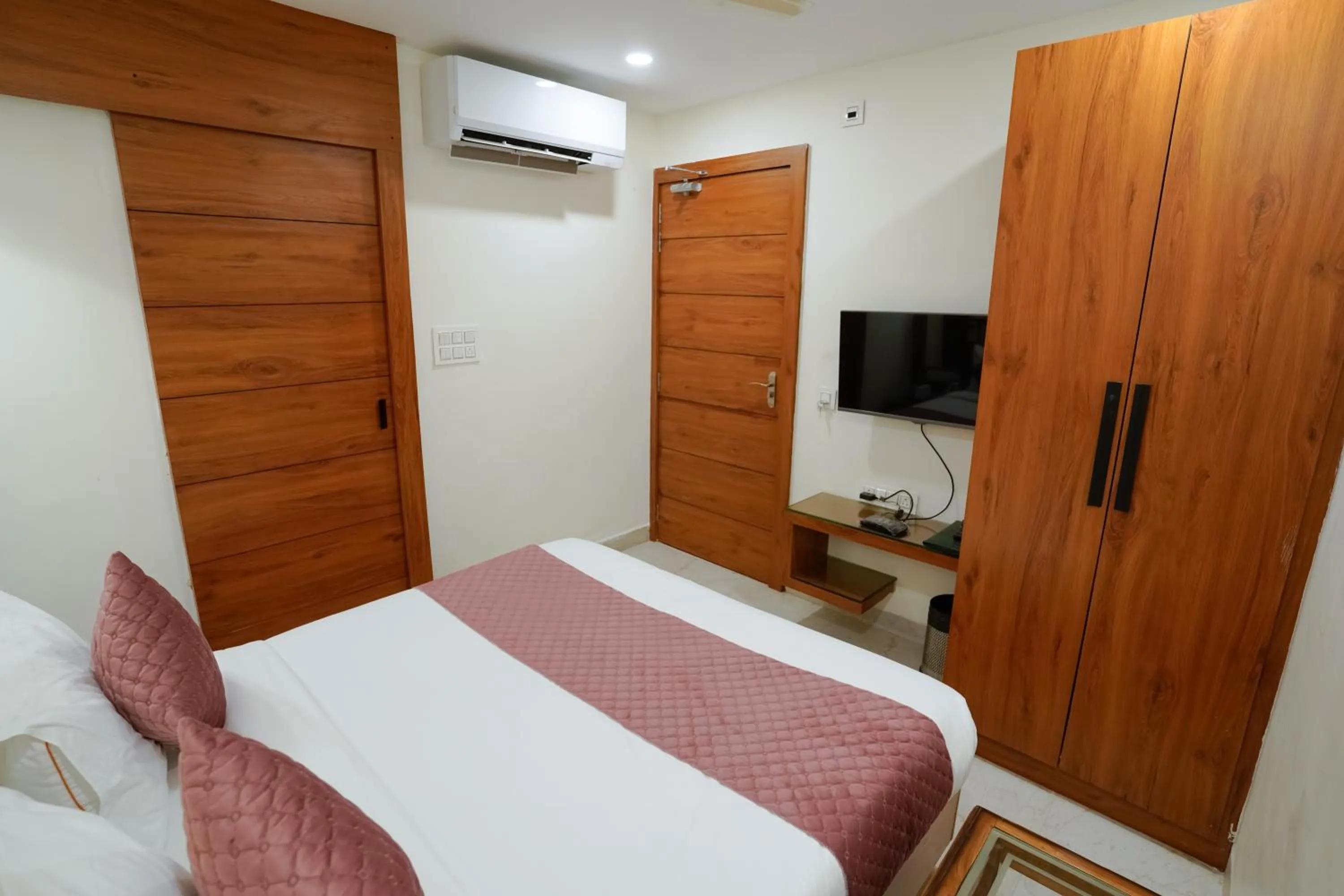 Communal lounge/ TV room, Bed in Hotel Heera Residency