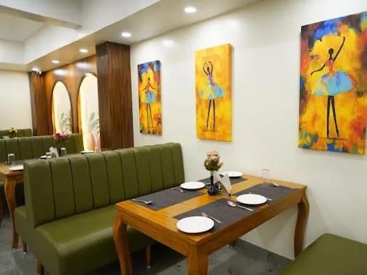 Restaurant/places to eat in Hotel Heera Residency