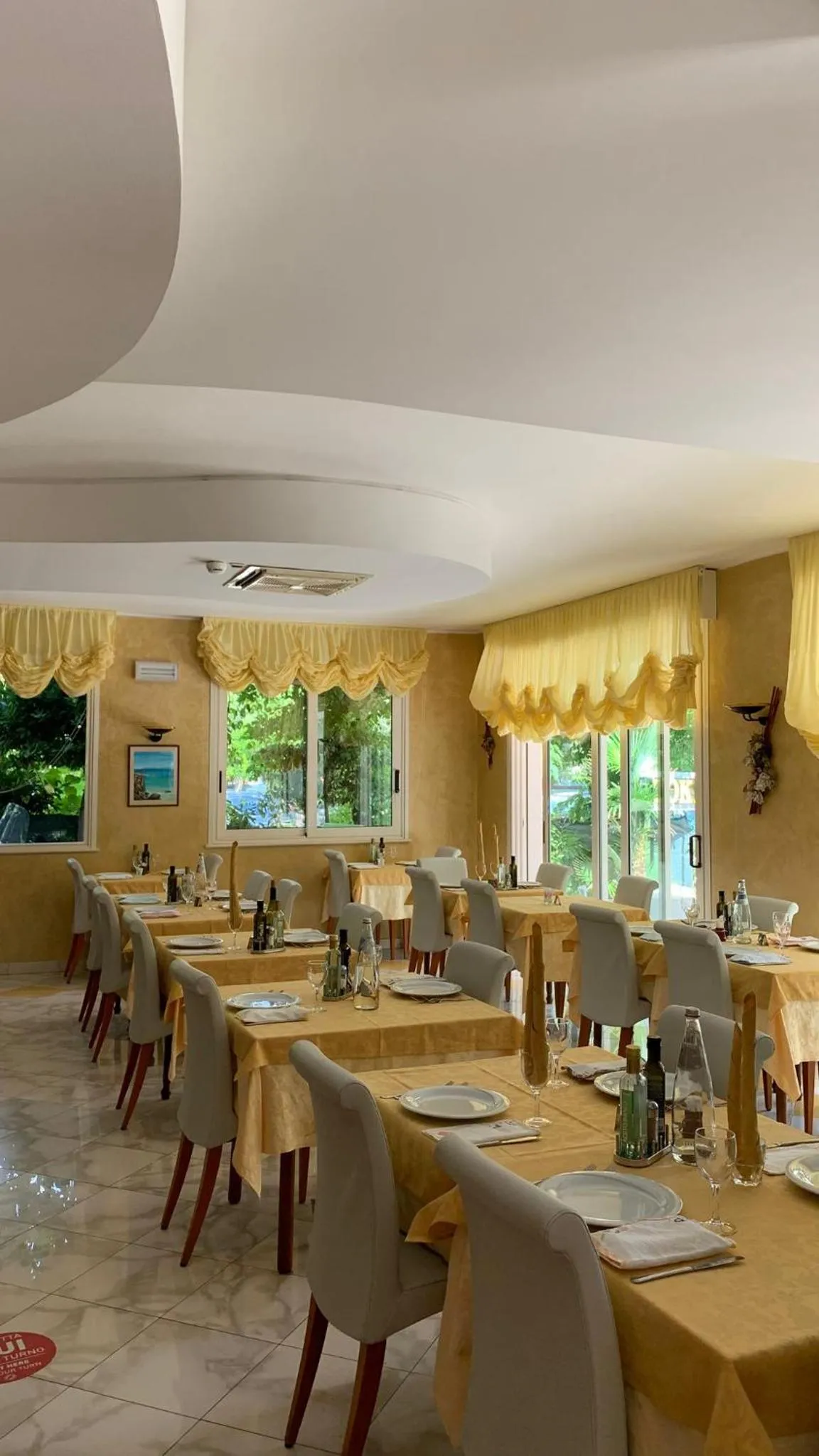 Restaurant/places to eat in Hotel Poker