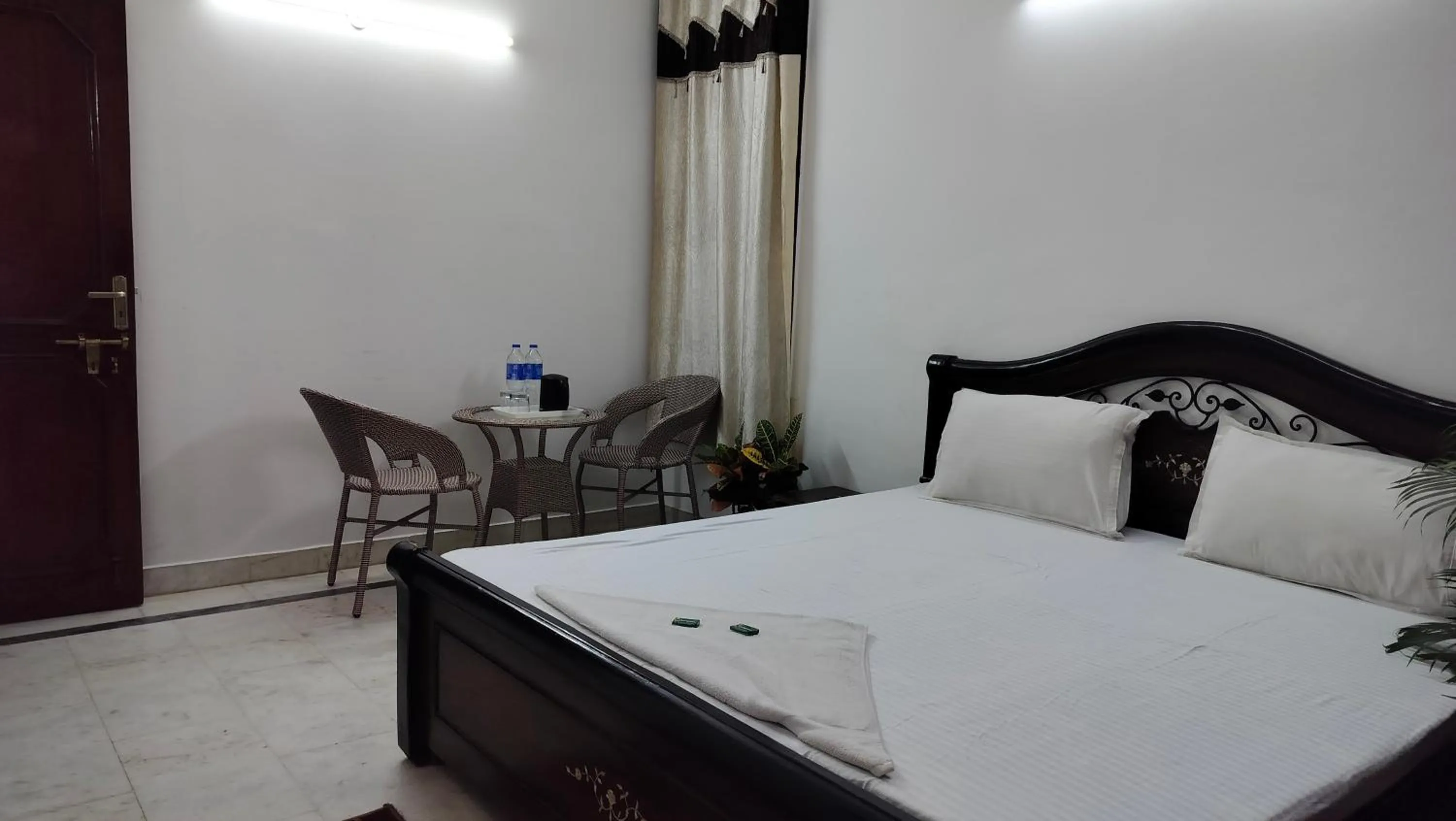 Photo of the whole room in Jay Jagannath