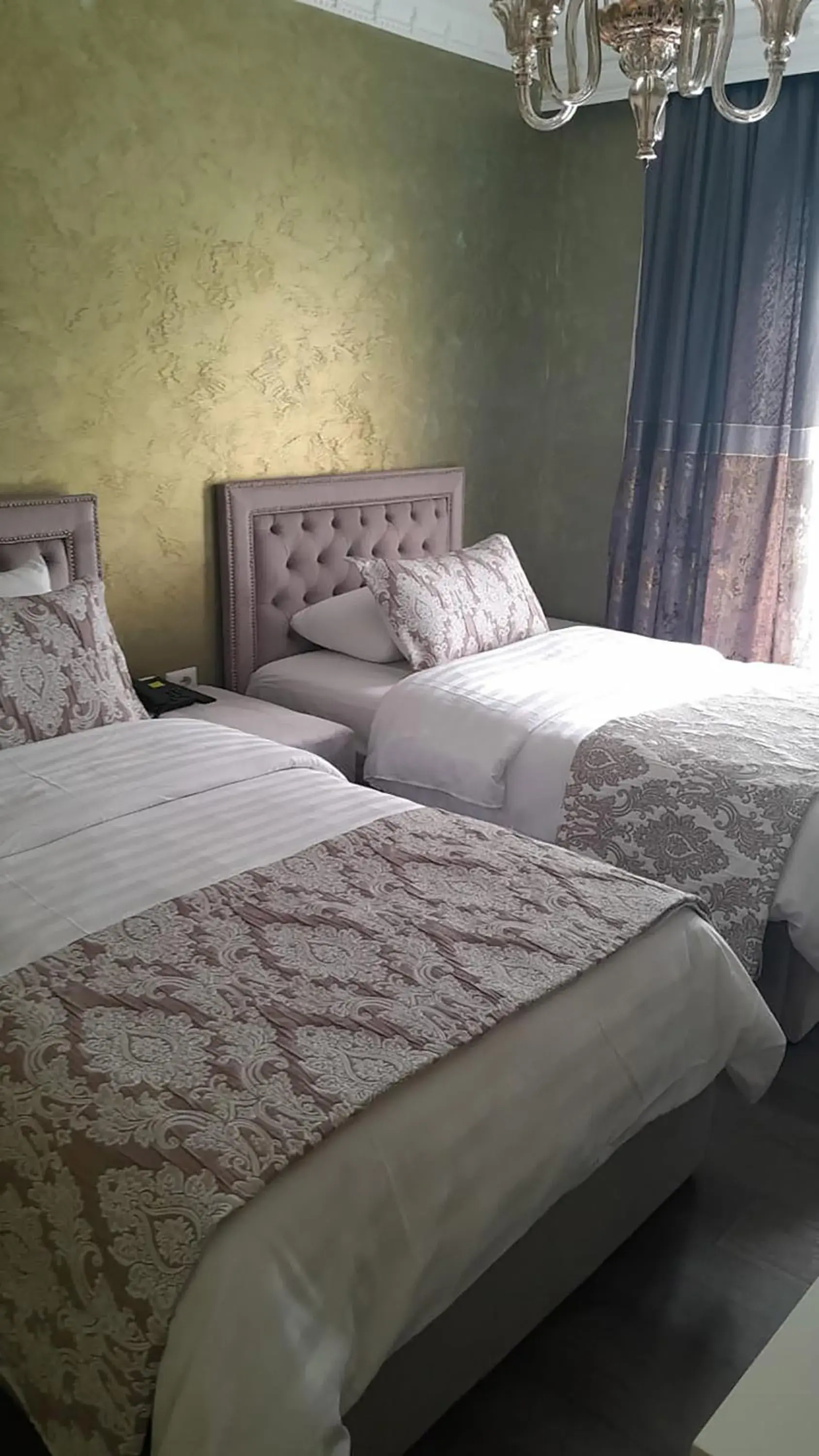 Twin Room in Hotel Eiffel Twin Room in Hotel Eiffel