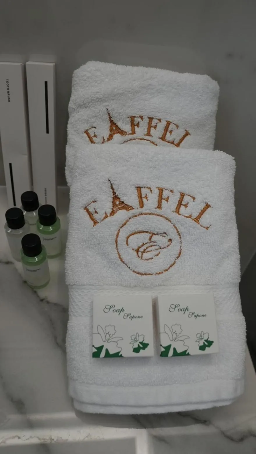 Text overlay in Hotel Eiffel