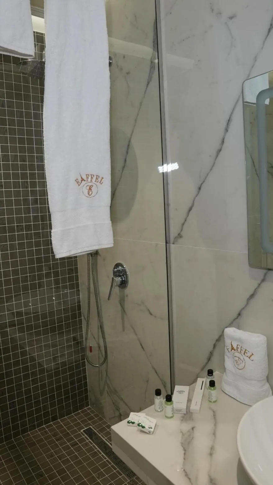 Shower in Hotel Eiffel