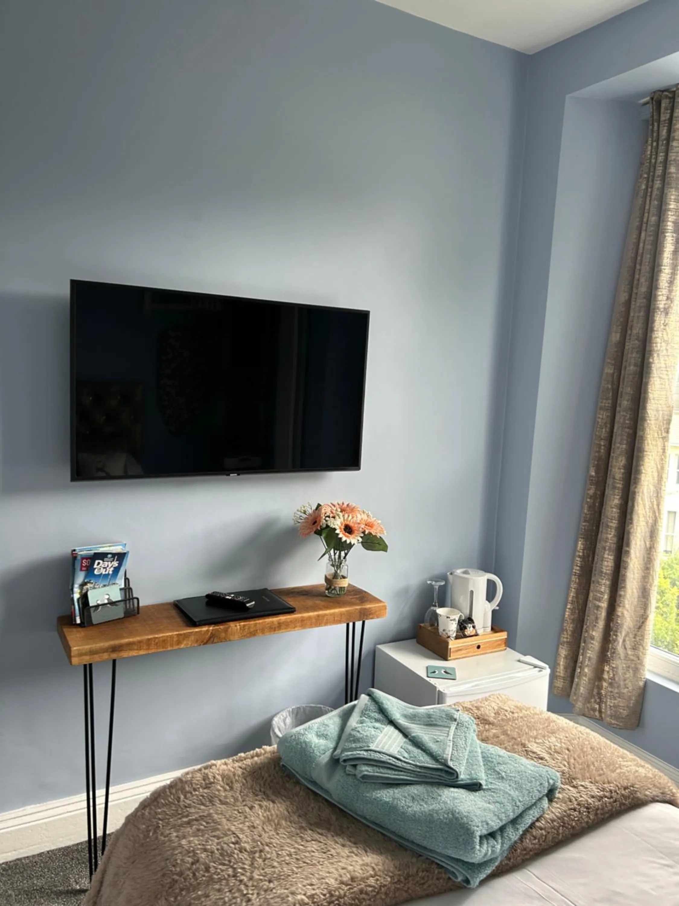 Bedroom, Bed in Acorn Lodge