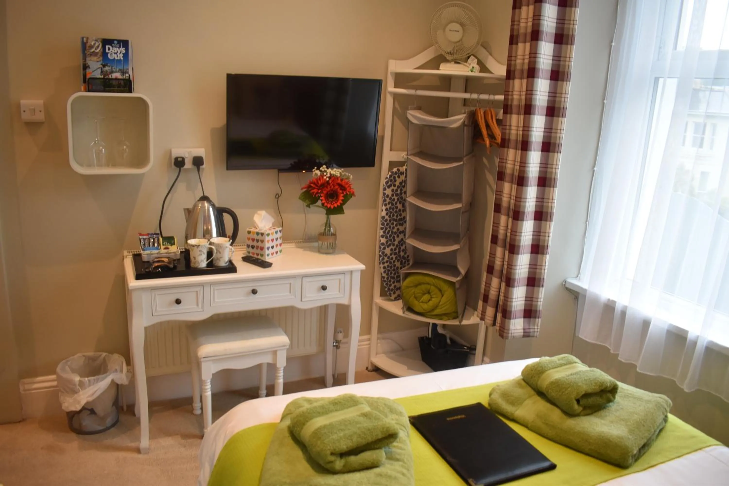 Bedroom, Bed in Acorn Lodge