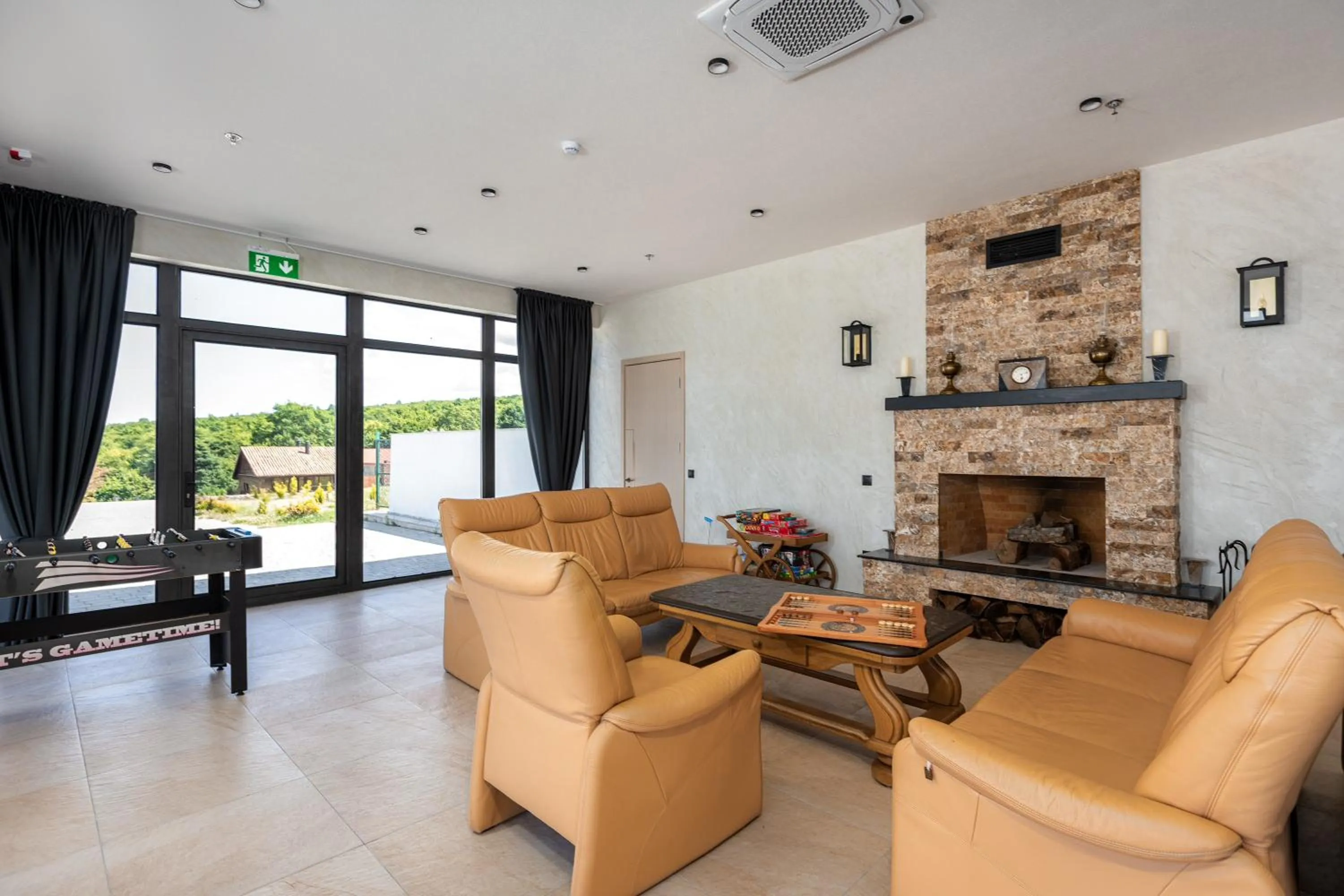 Communal lounge/ TV room in Hotel Qvevrebi