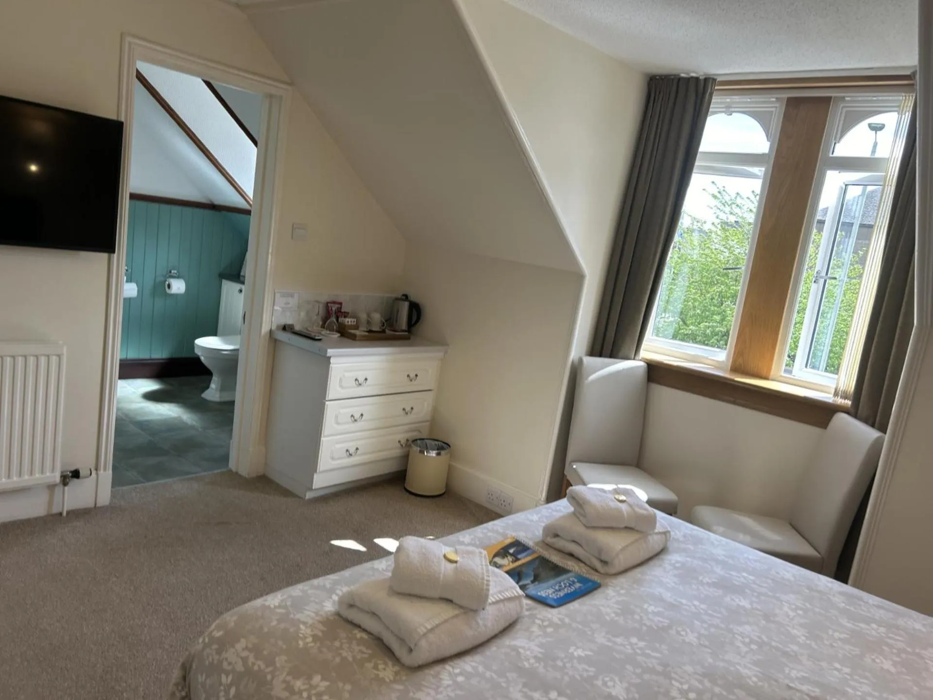 Coffee/tea facilities, Bed in Corunna Bed & Breakfast and Corunna Cottage