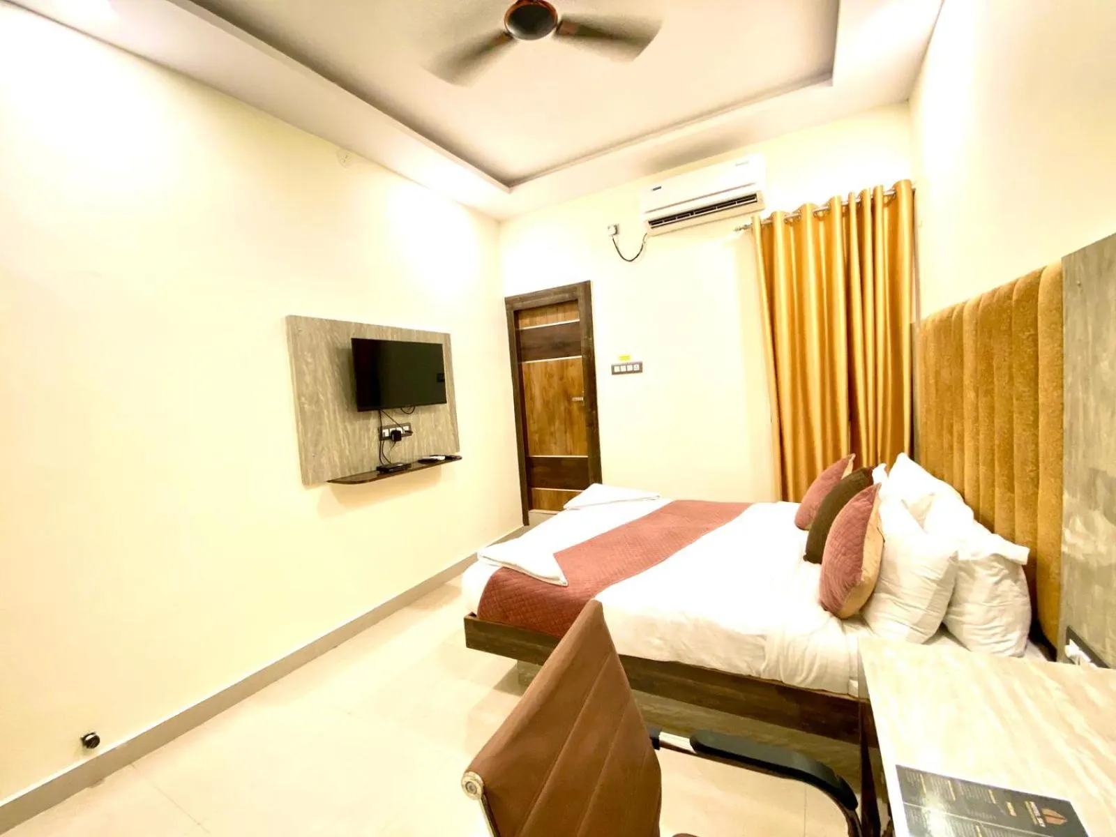 Property building, Bed in Hotel Sky International- Airport Zone Hyderabad