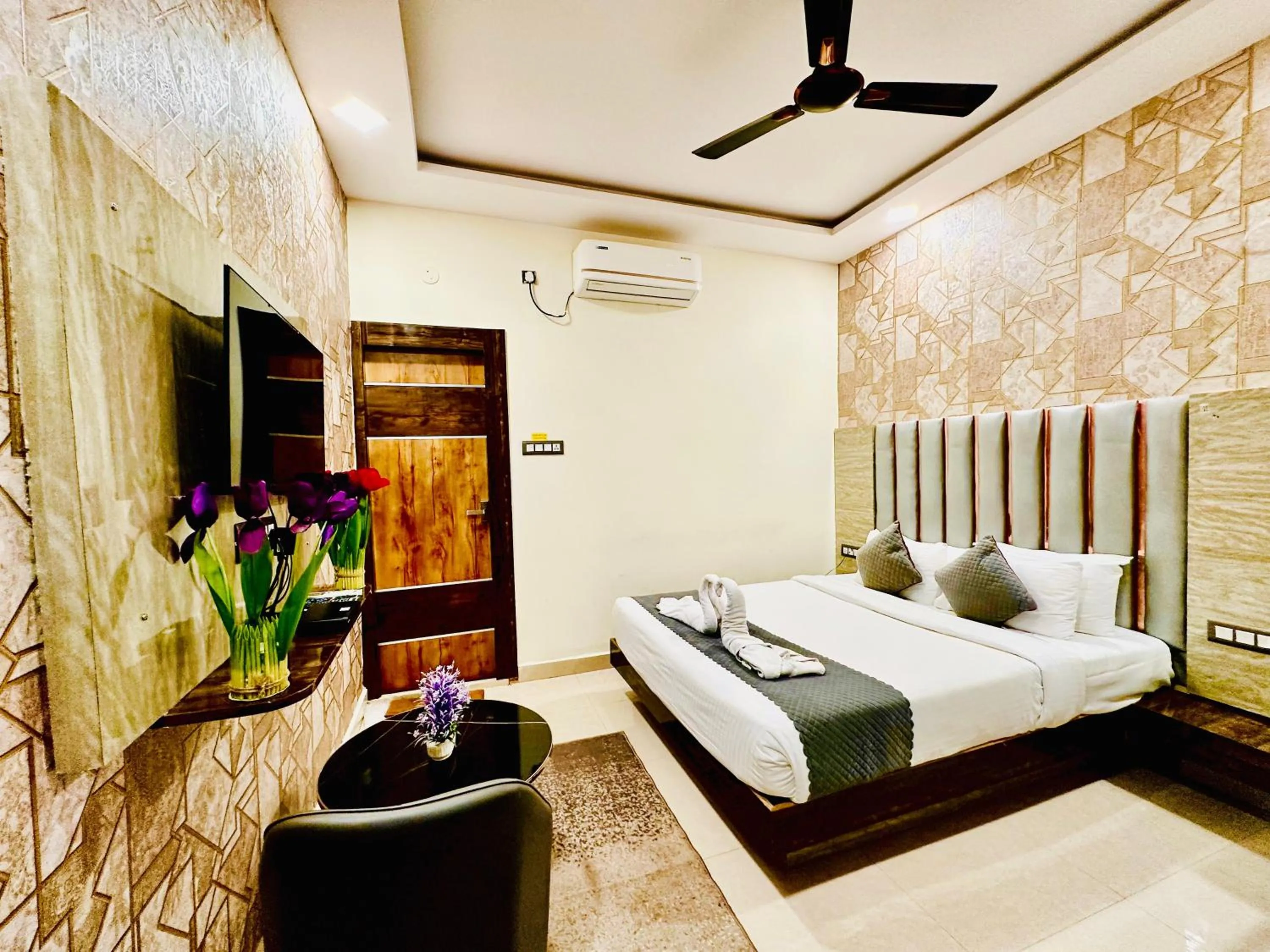 Property building, Bed in Hotel Sky International- Airport Zone Hyderabad