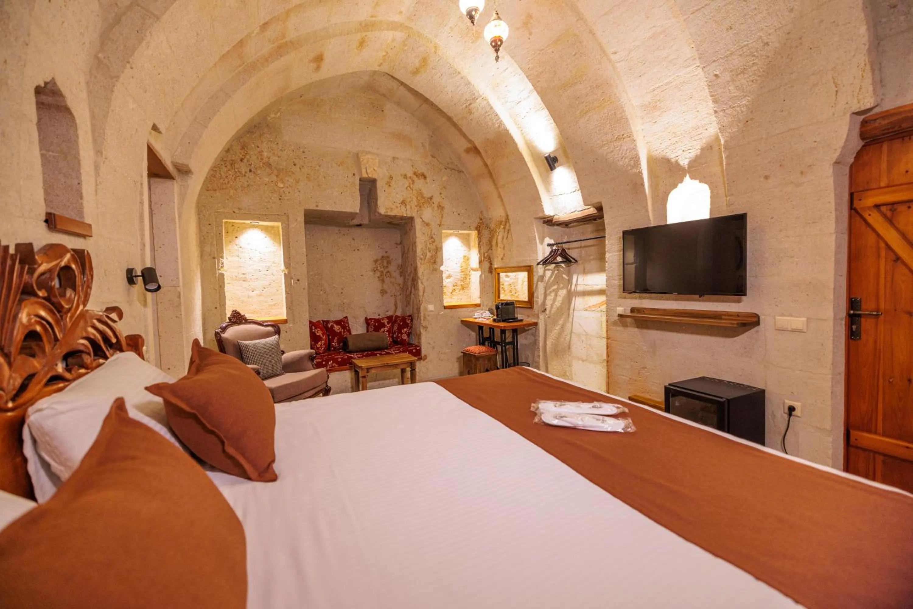 TV and multimedia, Bed in Canyon Cave Hotel