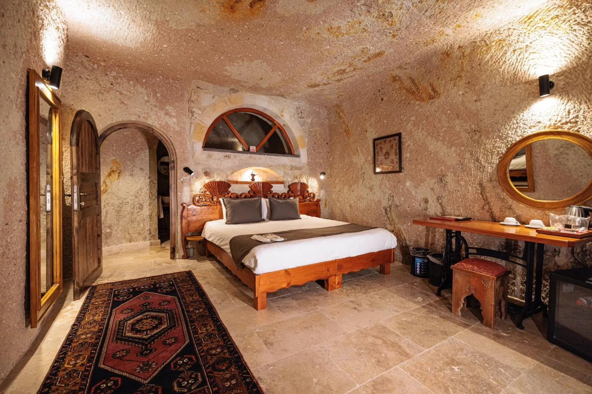 Bedroom, Bed in Canyon Cave Hotel