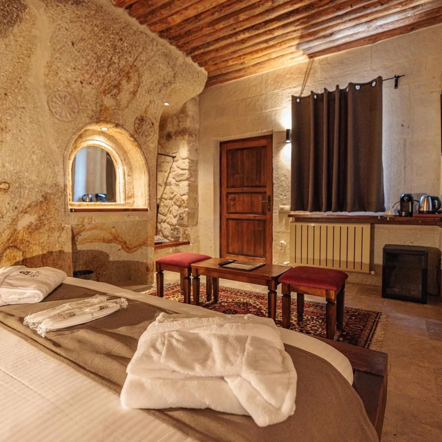 Seating area, Bed in Canyon Cave Hotel