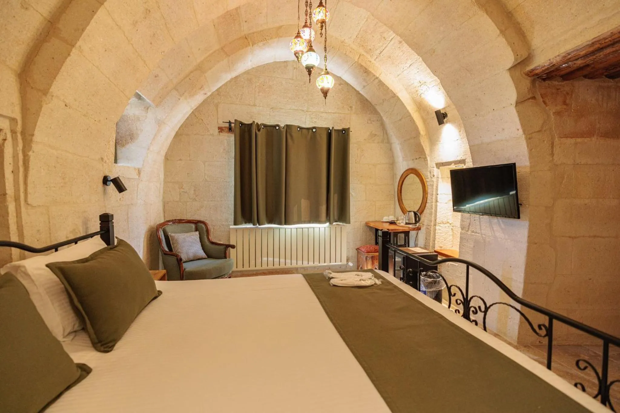 TV and multimedia, Bed in Canyon Cave Hotel