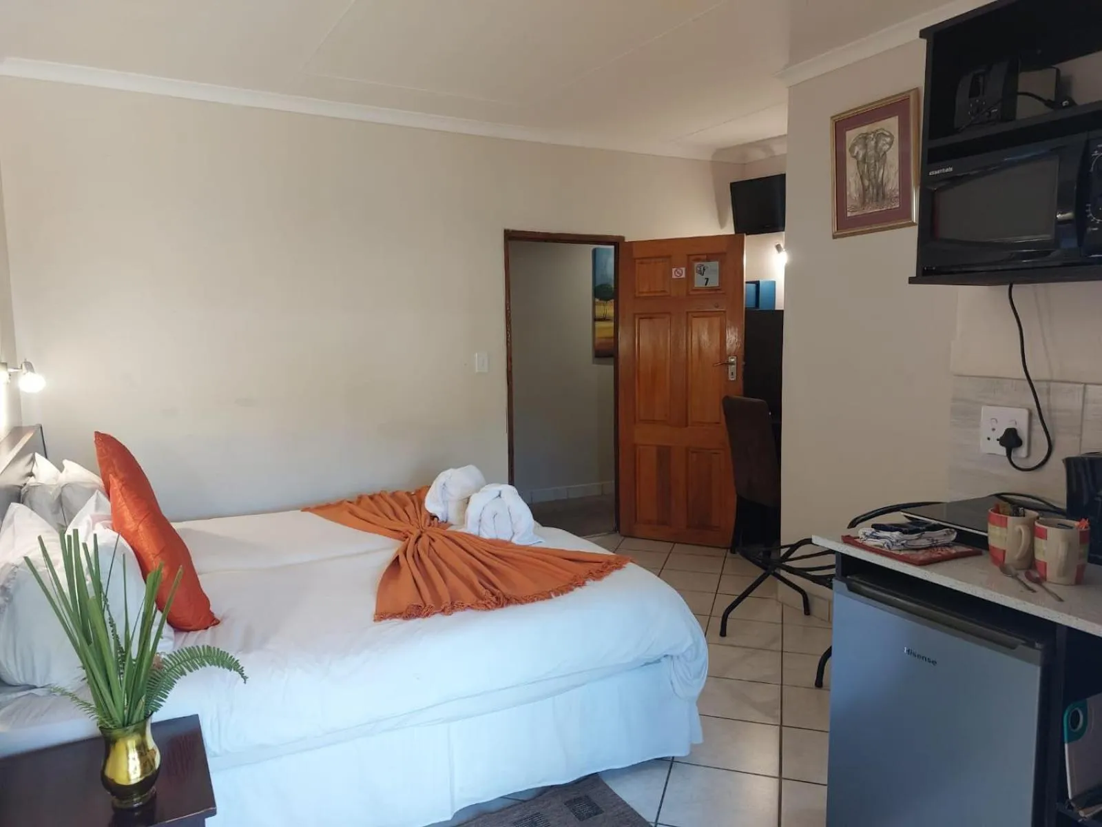 Kitchen or kitchenette, Bed in St Lucia Lodge