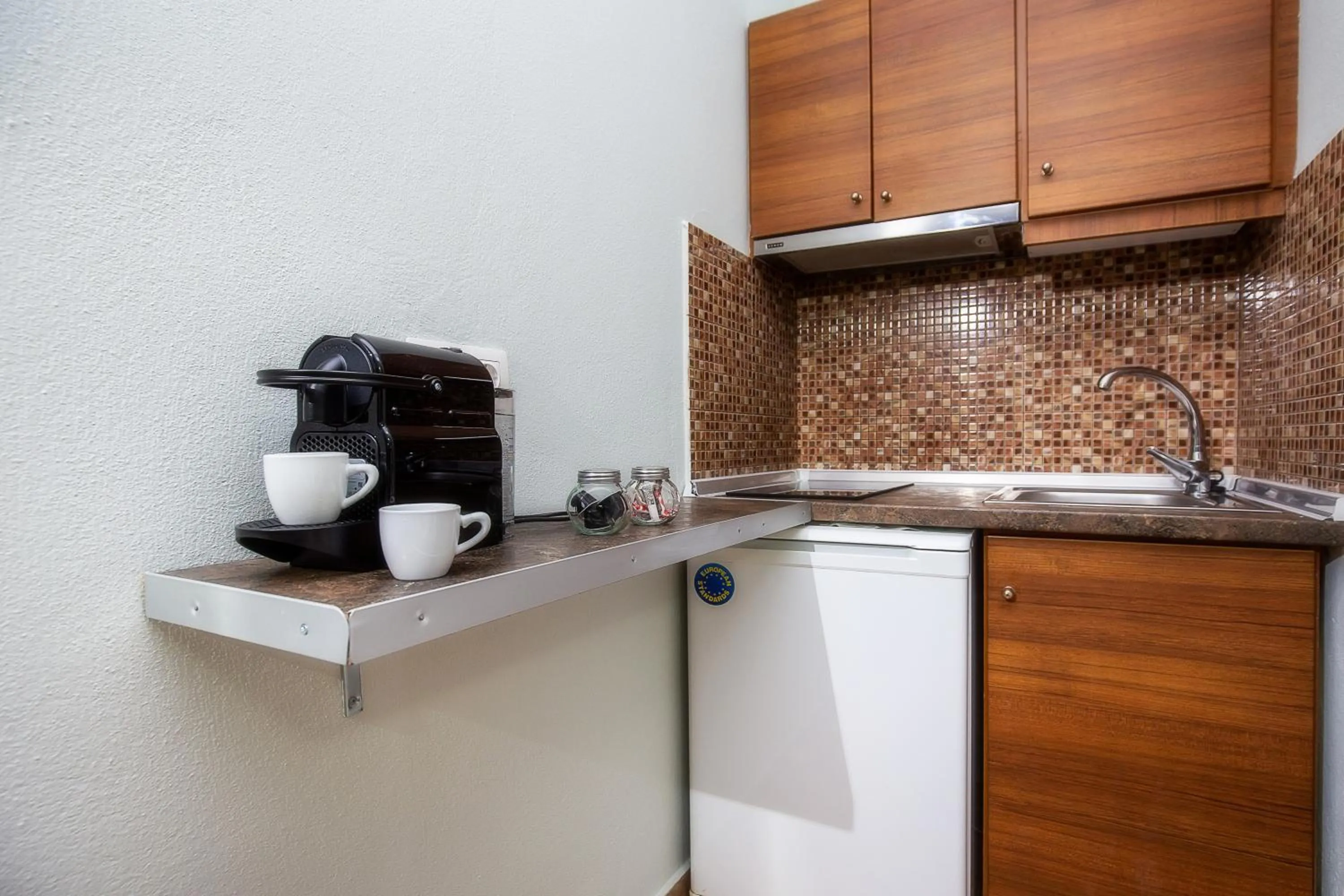 Coffee/tea facilities in Famelia Studios Lampiris