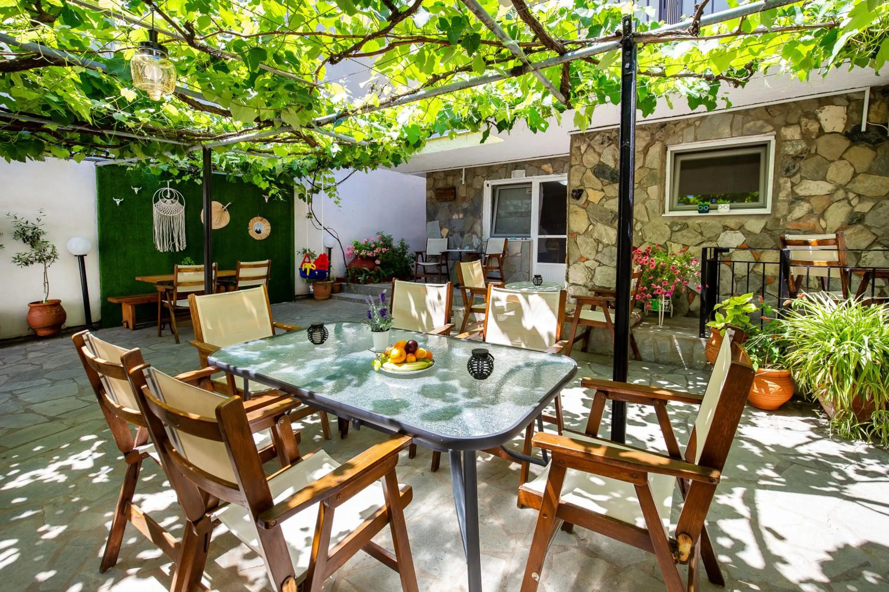 Garden in Famelia Studios Lampiris