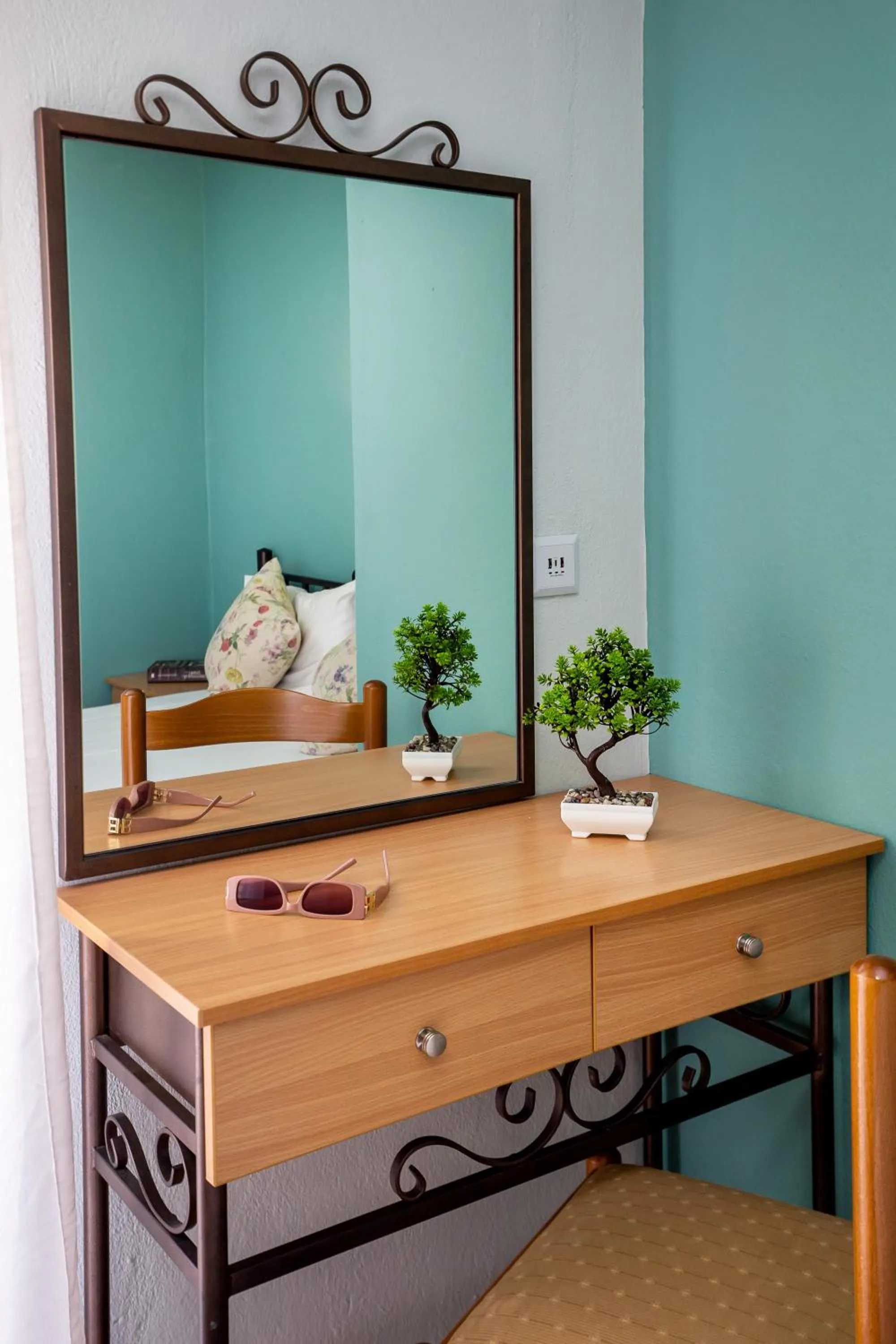 Decorative detail in Famelia Studios Lampiris