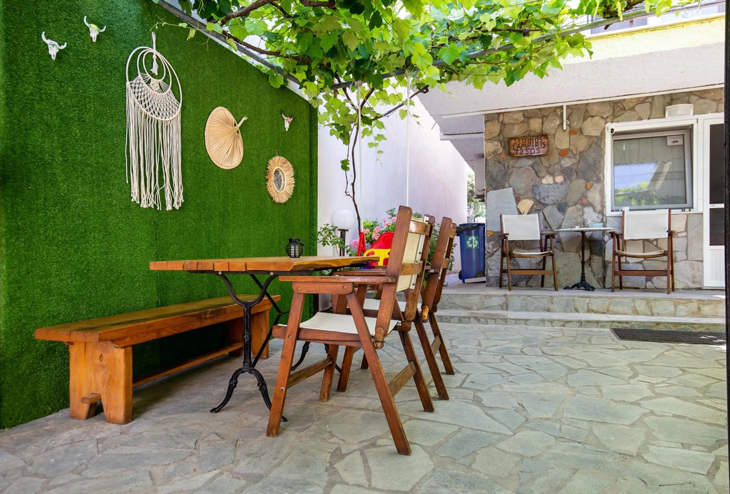 Garden in Famelia Studios Lampiris