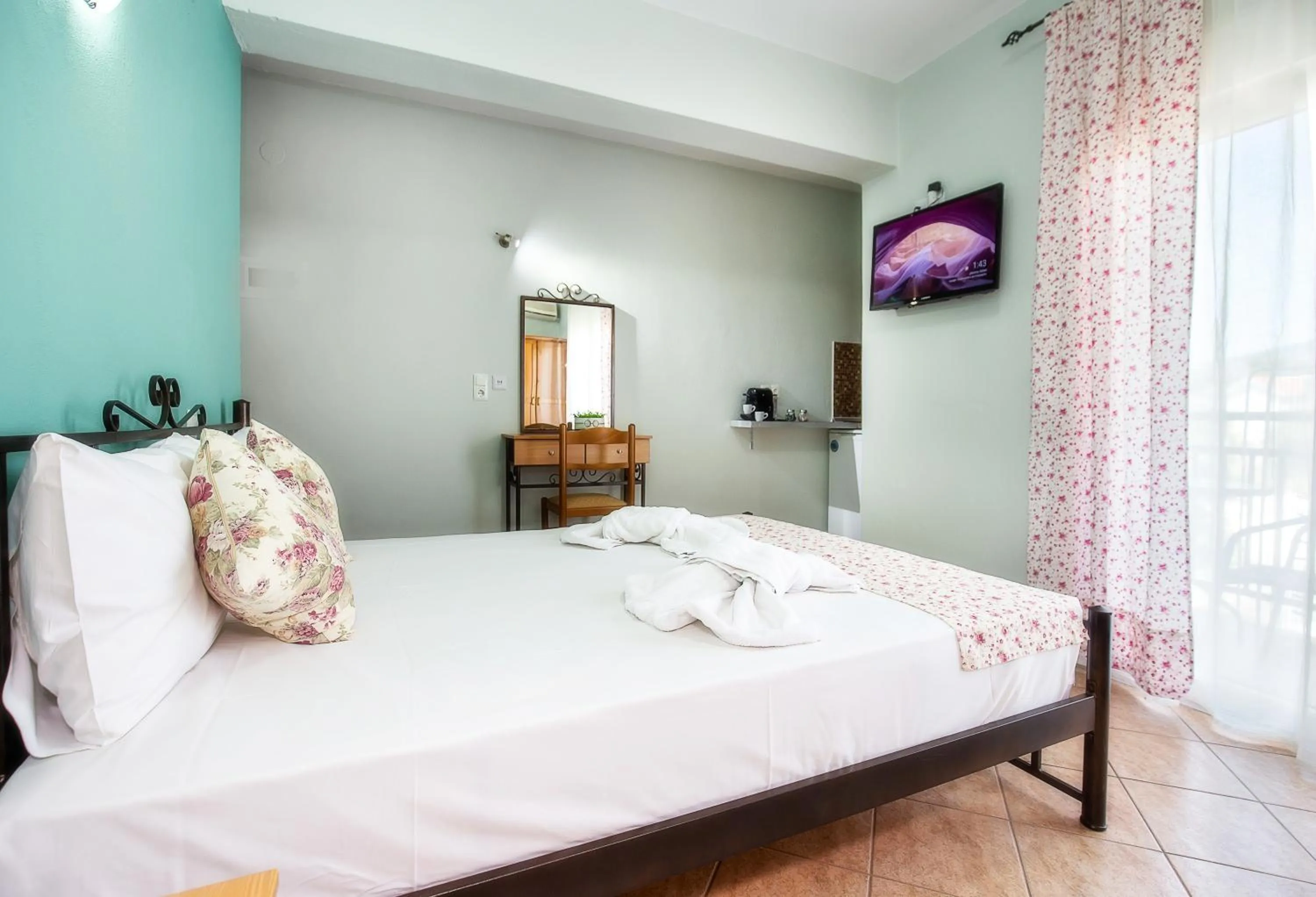 Bed in Famelia Studios Lampiris