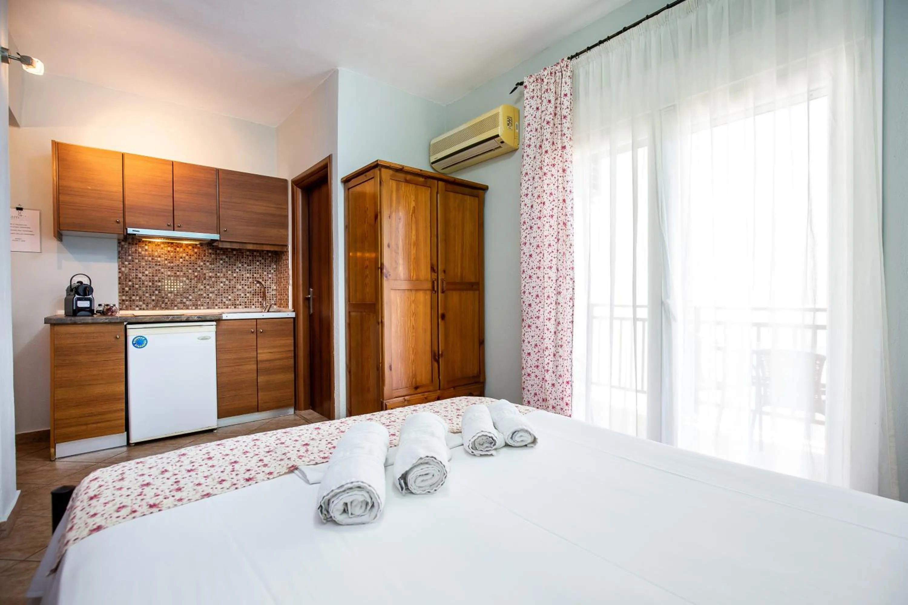 Kitchen or kitchenette, Bed in Famelia Studios Lampiris