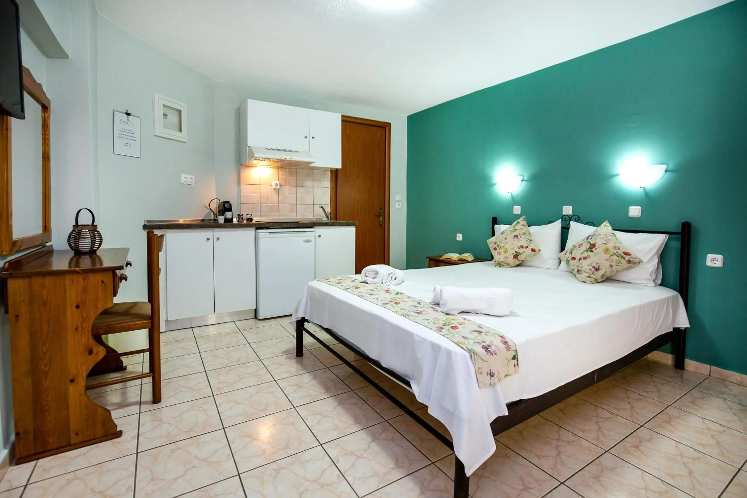 Kitchen or kitchenette, Bed in Famelia Studios Lampiris