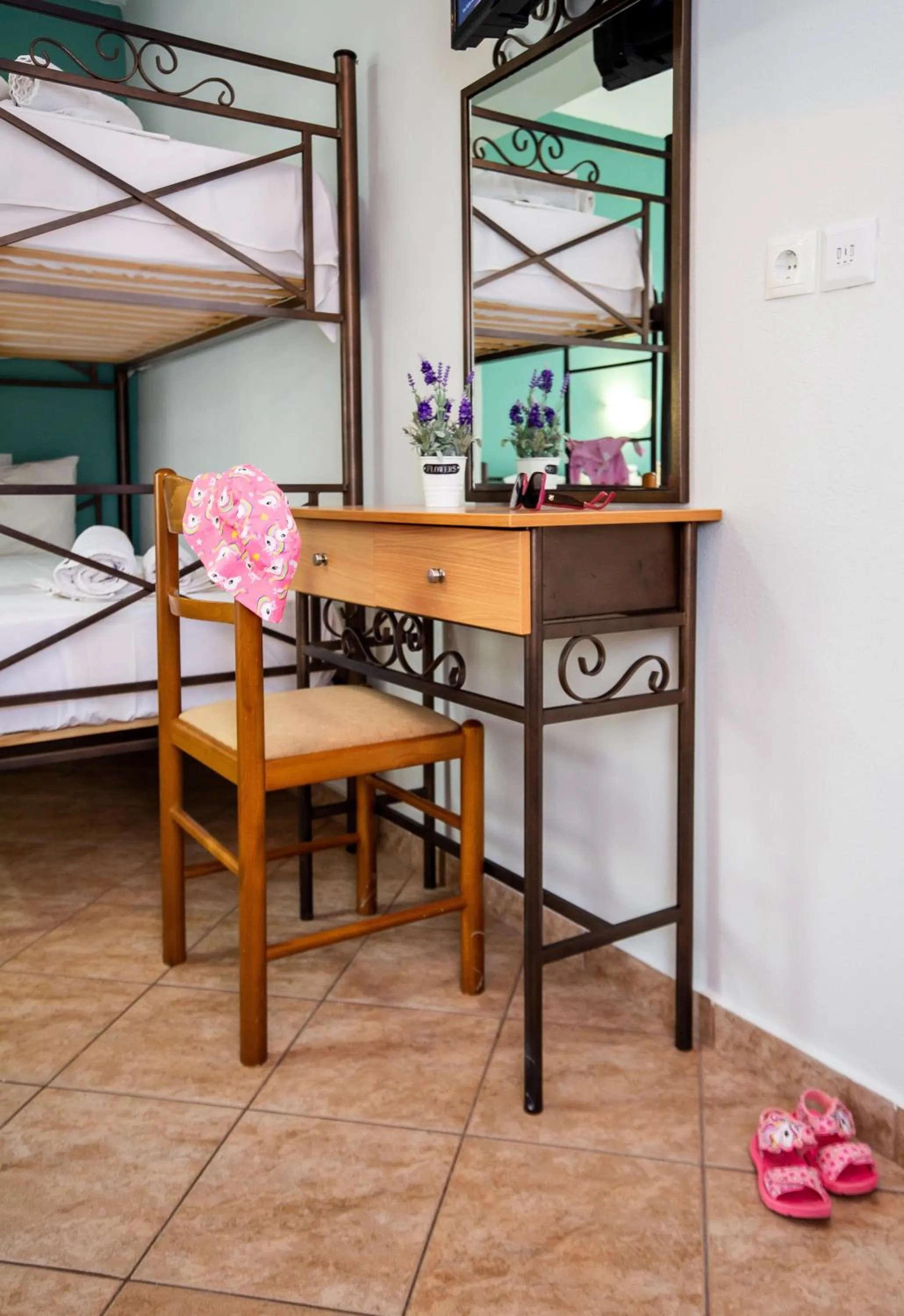 Photo of the whole room, Bed in Famelia Studios Lampiris